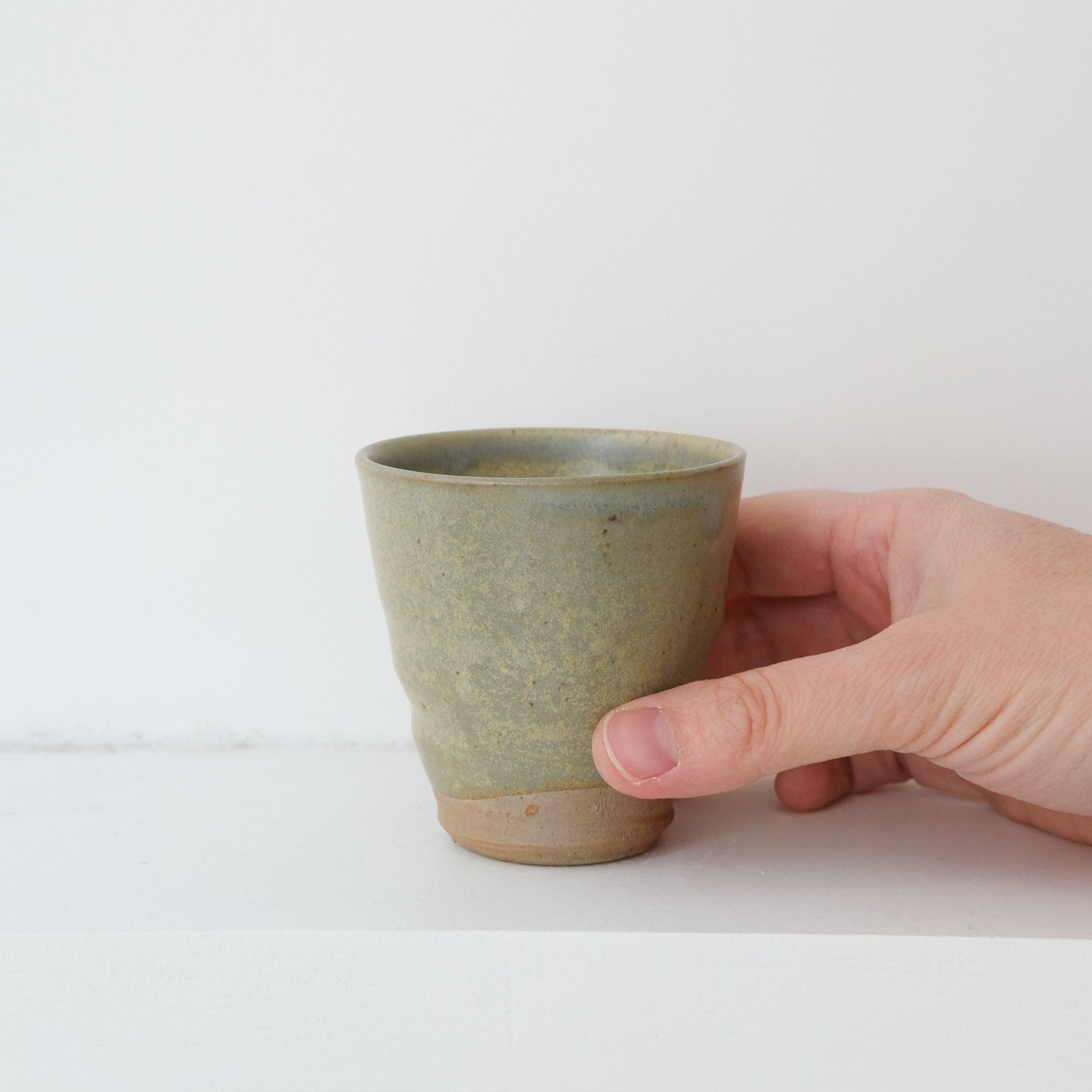 Tasse en grès cuisson bois 110ml - Vert clair de Maud Thiefaine chez Brutal Ceramics