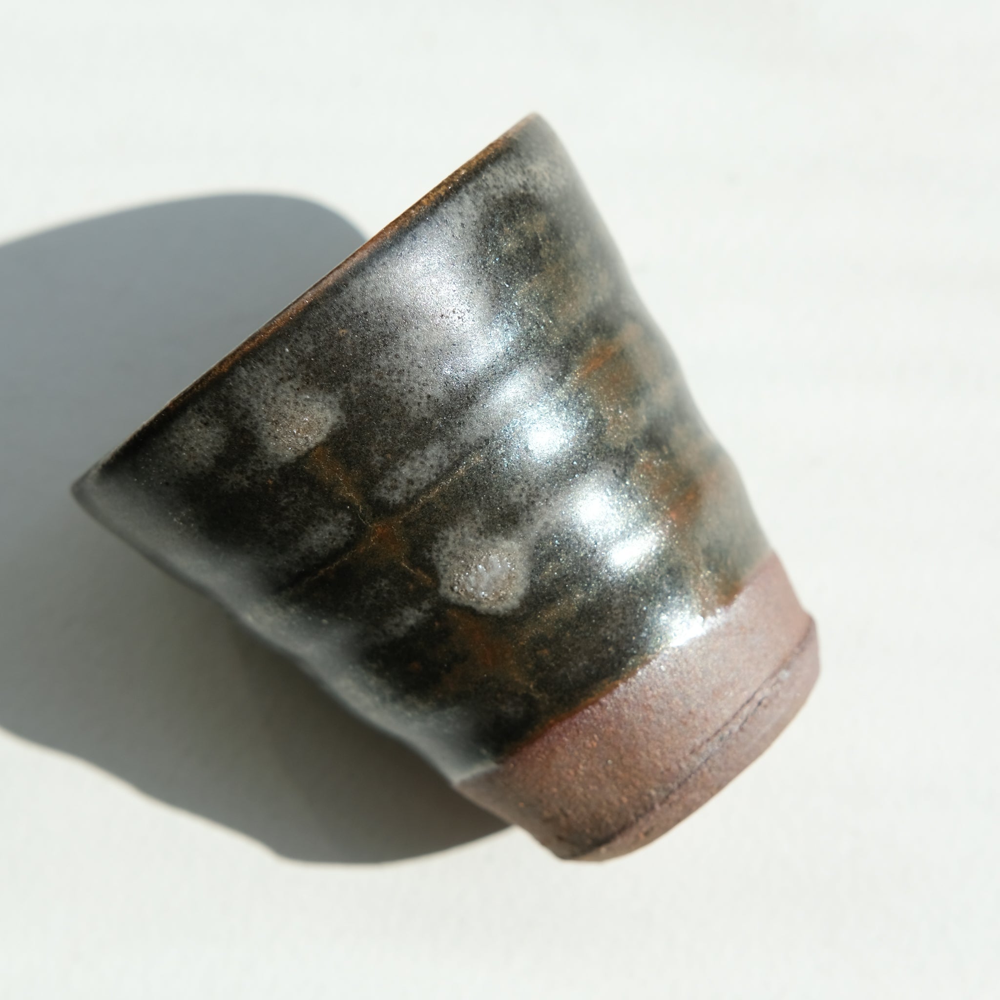 Tasse en grès cuisson bois 110ml (5) - gris foncé chaud de Maud Thiefaine chez Brutal Ceramics