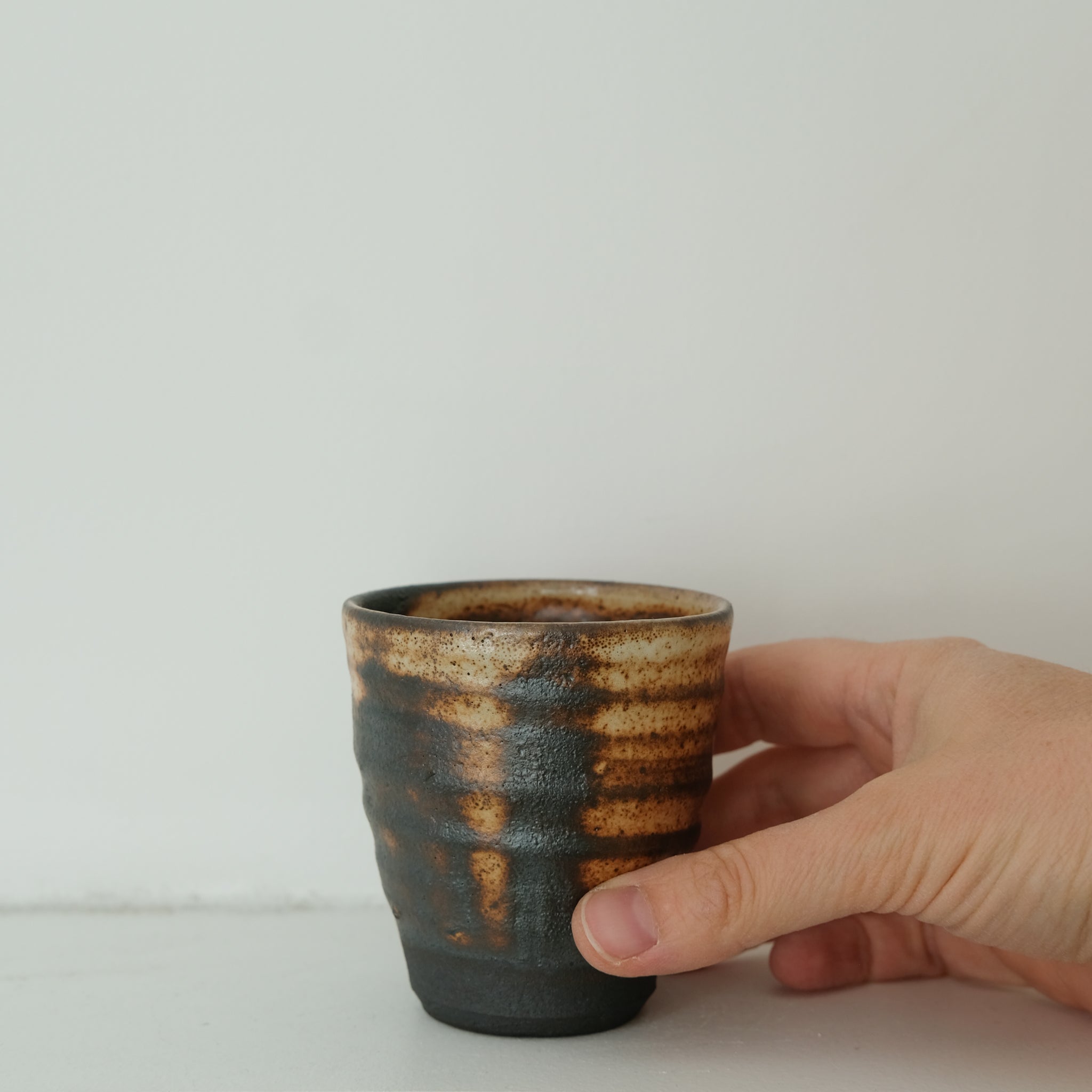 Tasse en grès cuisson bois 110ml (7) - noir et blanc orangé de Maud Thiefaine chez Brutal Ceramics