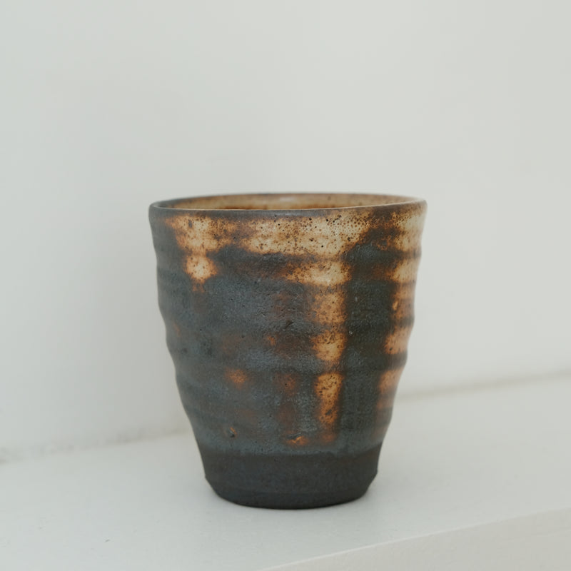 Tasse en grès cuisson bois 110ml (7) - noir et blanc orangé de Maud Thiefaine chez Brutal Ceramics
