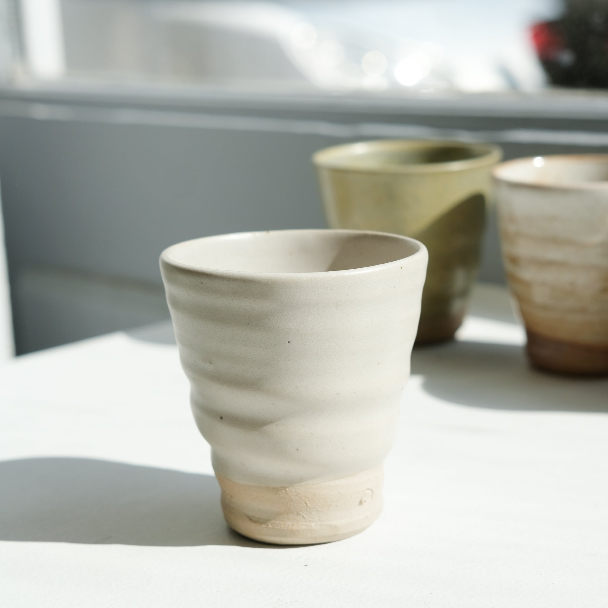 Tasse en grès cuisson bois 110ml (8) - blanc satiné de Maud Thiefaine chez Brutal Ceramics