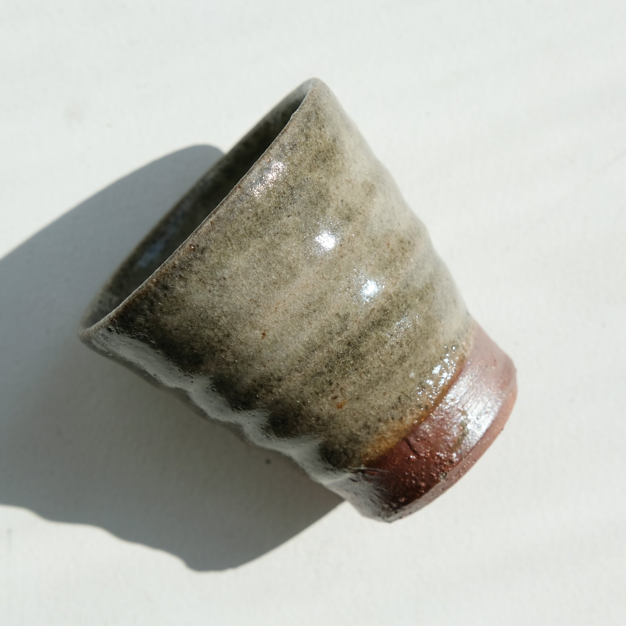 Tasse en grès cuisson bois 110ml (9) - blanc gris de Maud Thiefaine chez Brutal Ceramics