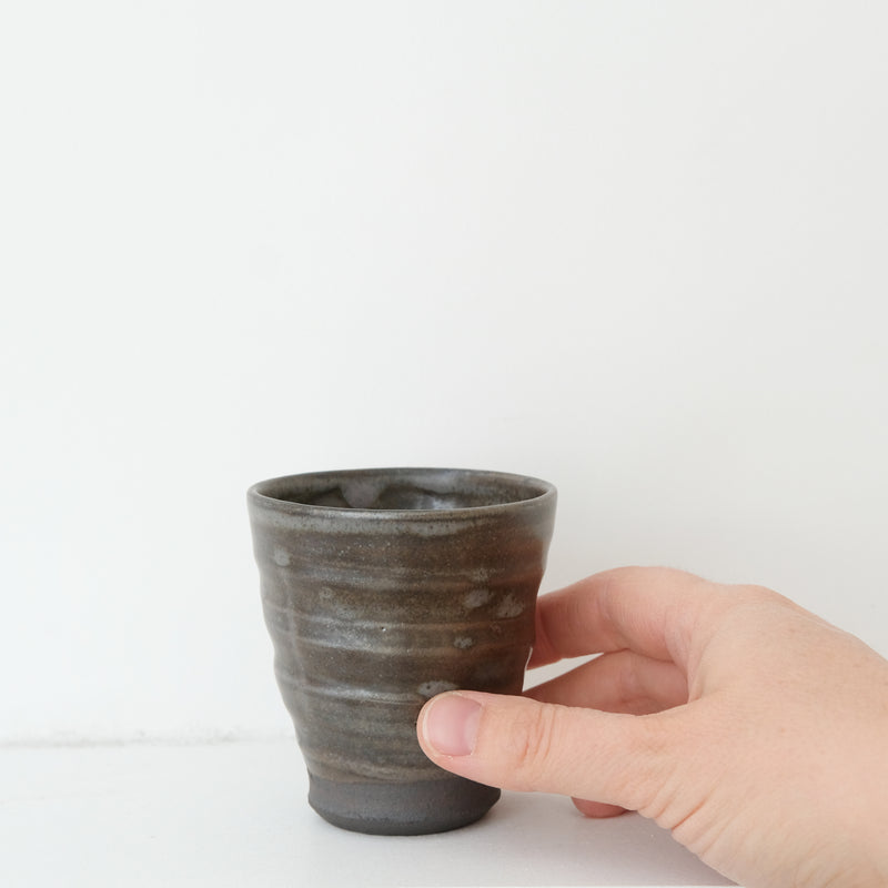 Tasse en grès cuisson bois 110ml (11) - gris foncé chaud de Maud Thiefaine chez Brutal Ceramics