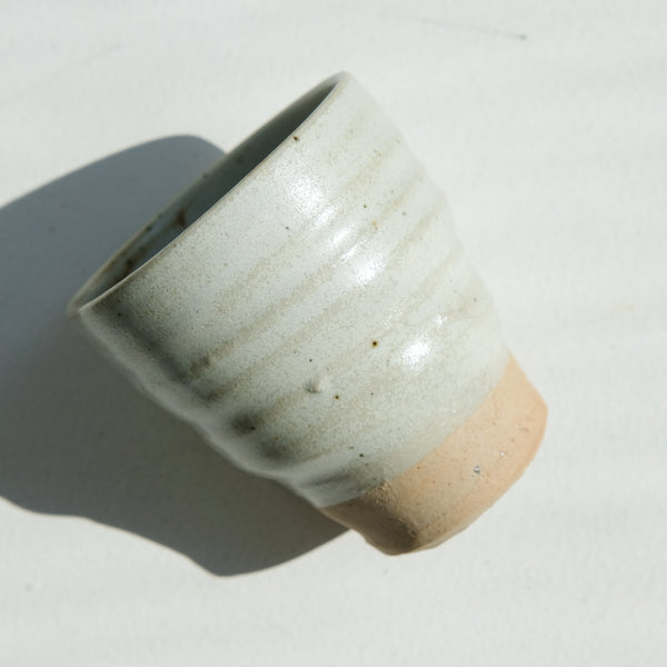 Tasse en grès cuisson bois 110ml (11) - blanc satiné de Maud Thiefaine chez Brutal Ceramics