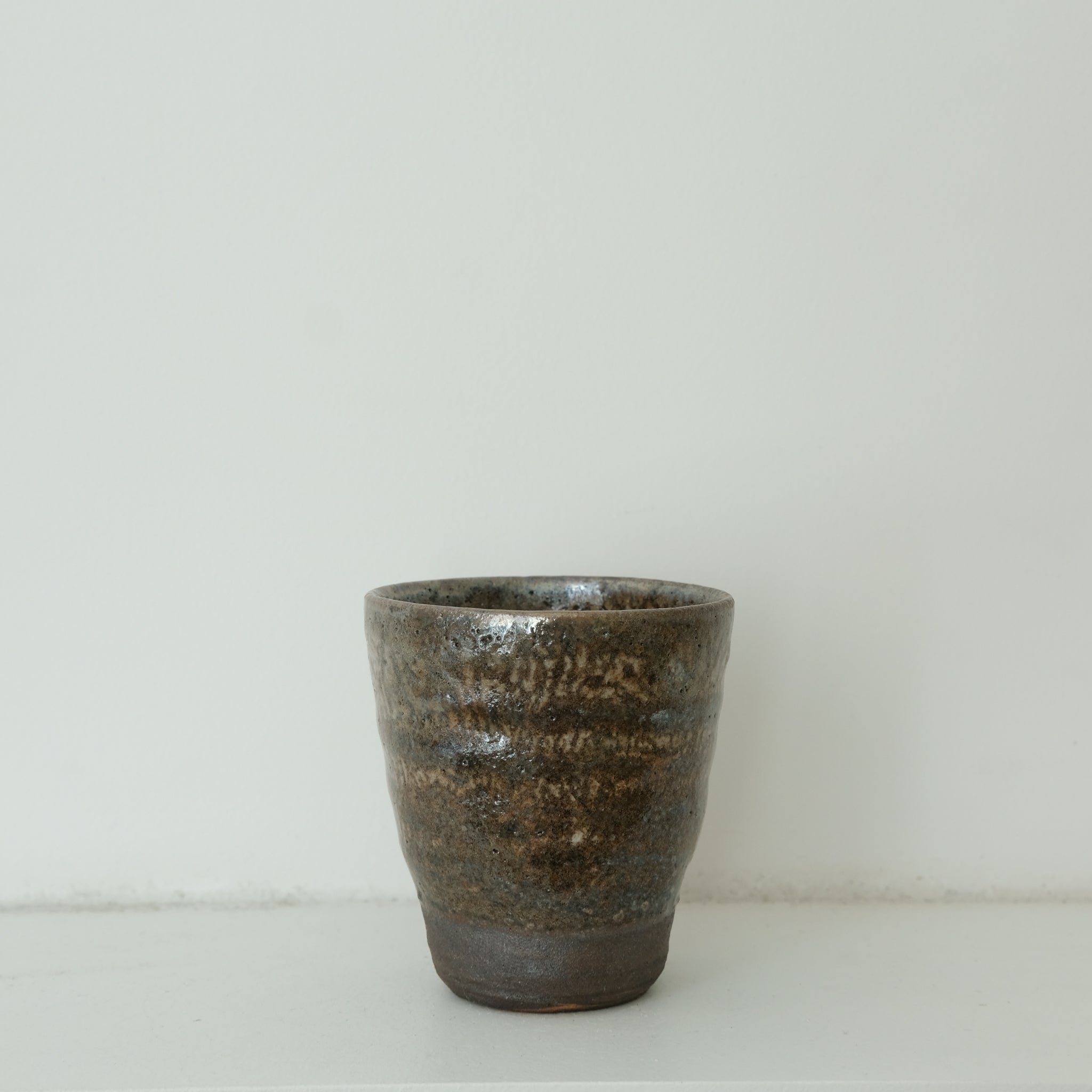 Tasse en grès cuisson bois 110ml (11) - blanc brun craquelé de Maud Thiefaine chez Brutal Ceramics
