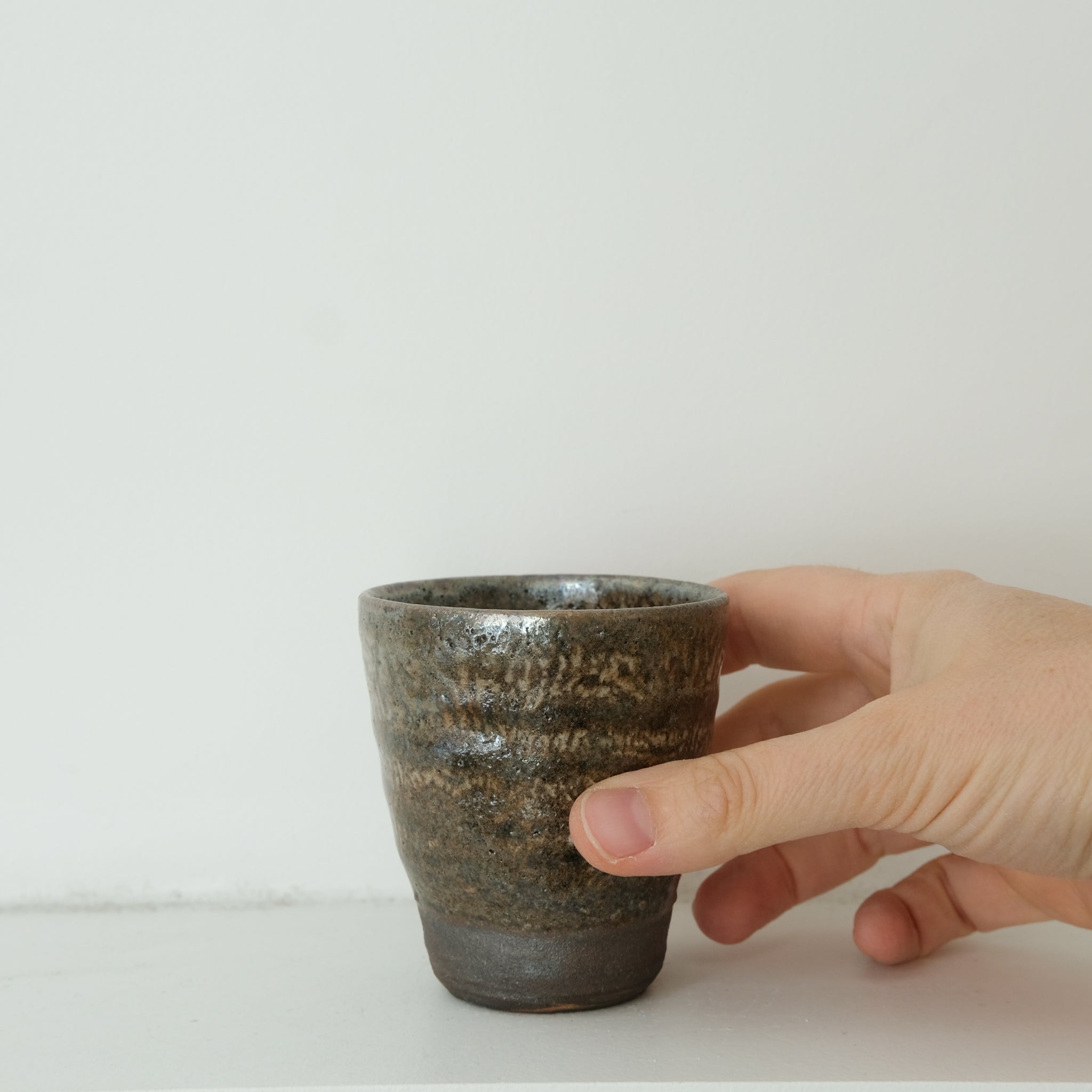 Tasse en grès cuisson bois 110ml (11) - blanc brun craquelé de Maud Thiefaine chez Brutal Ceramics