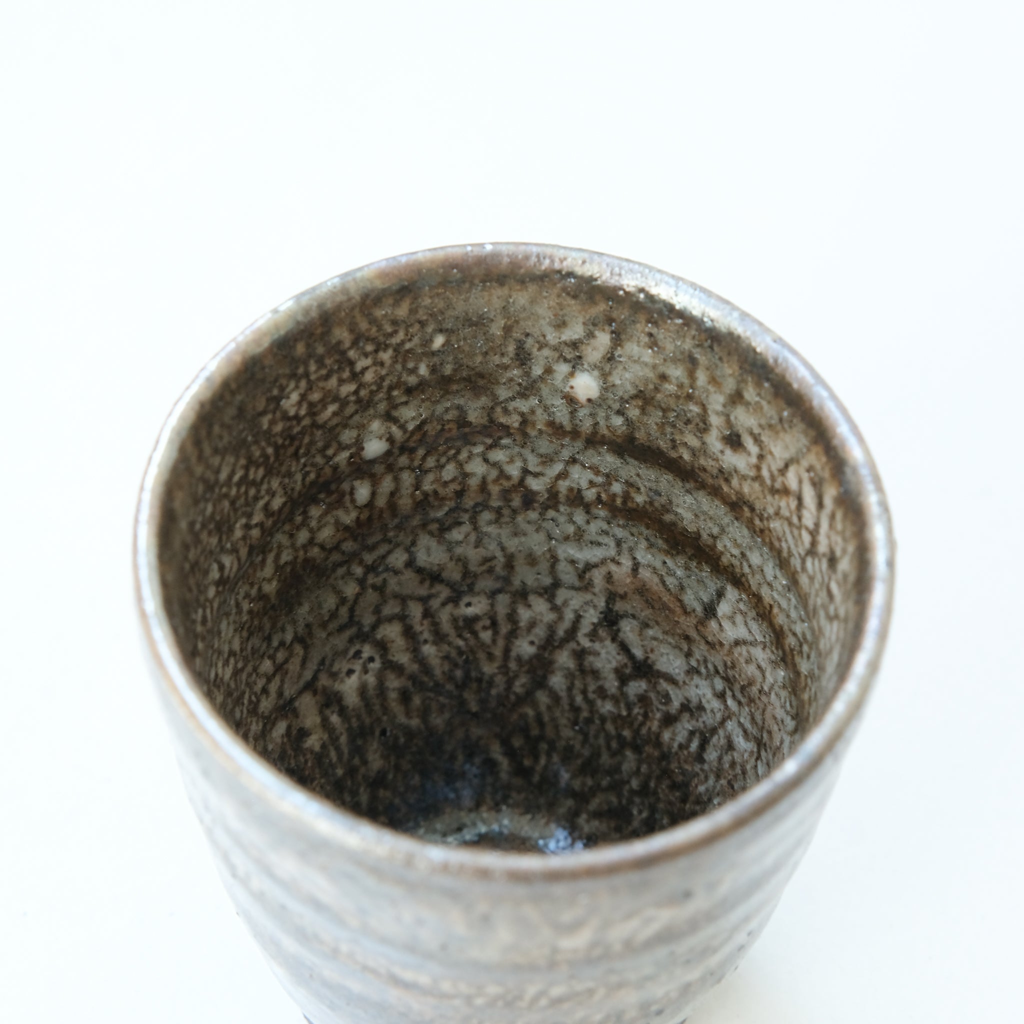 Tasse en grès cuisson bois 110ml (11) - blanc brun craquelé de Maud Thiefaine chez Brutal Ceramics