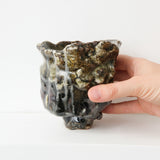 Bol à thé (Chawan) en argile sauvage 330ml - noir et blanc de Simon Manoha chez Brutal Ceramics