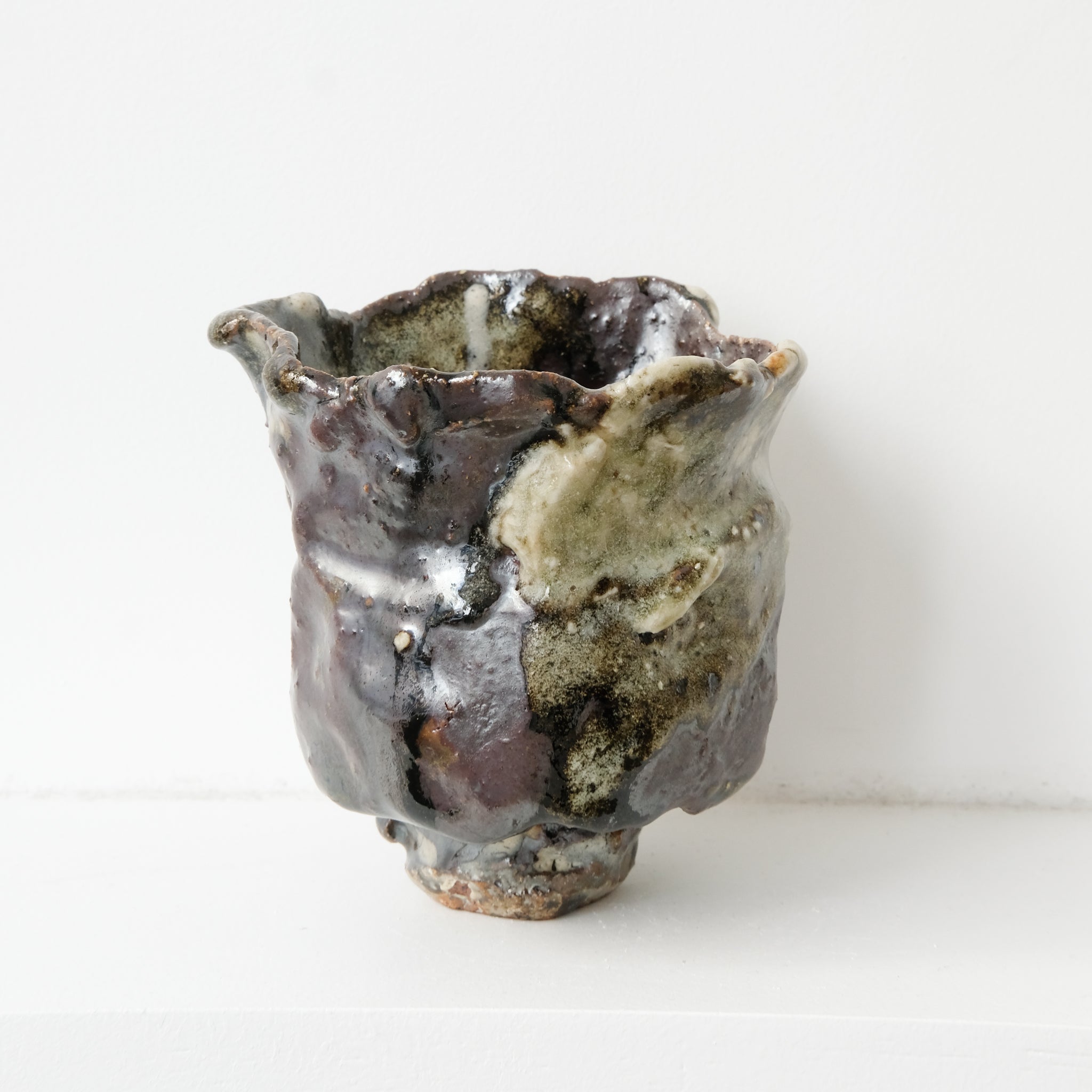 Bol à thé (Chawan) en argile sauvage 330ml - noir et blanc de Simon Manoha chez Brutal Ceramics