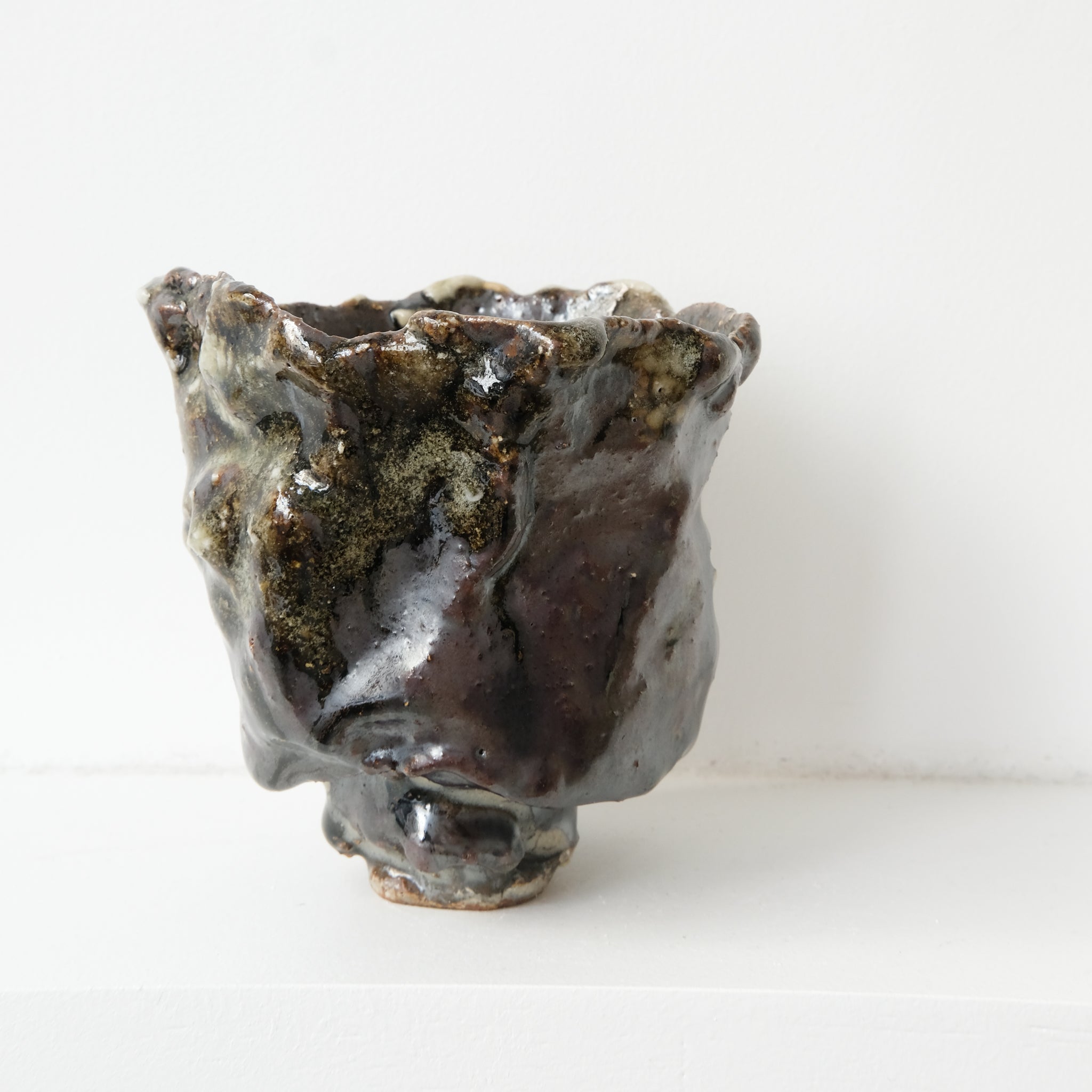 Bol à thé (Chawan) en argile sauvage 330ml - noir et blanc de Simon Manoha chez Brutal Ceramics