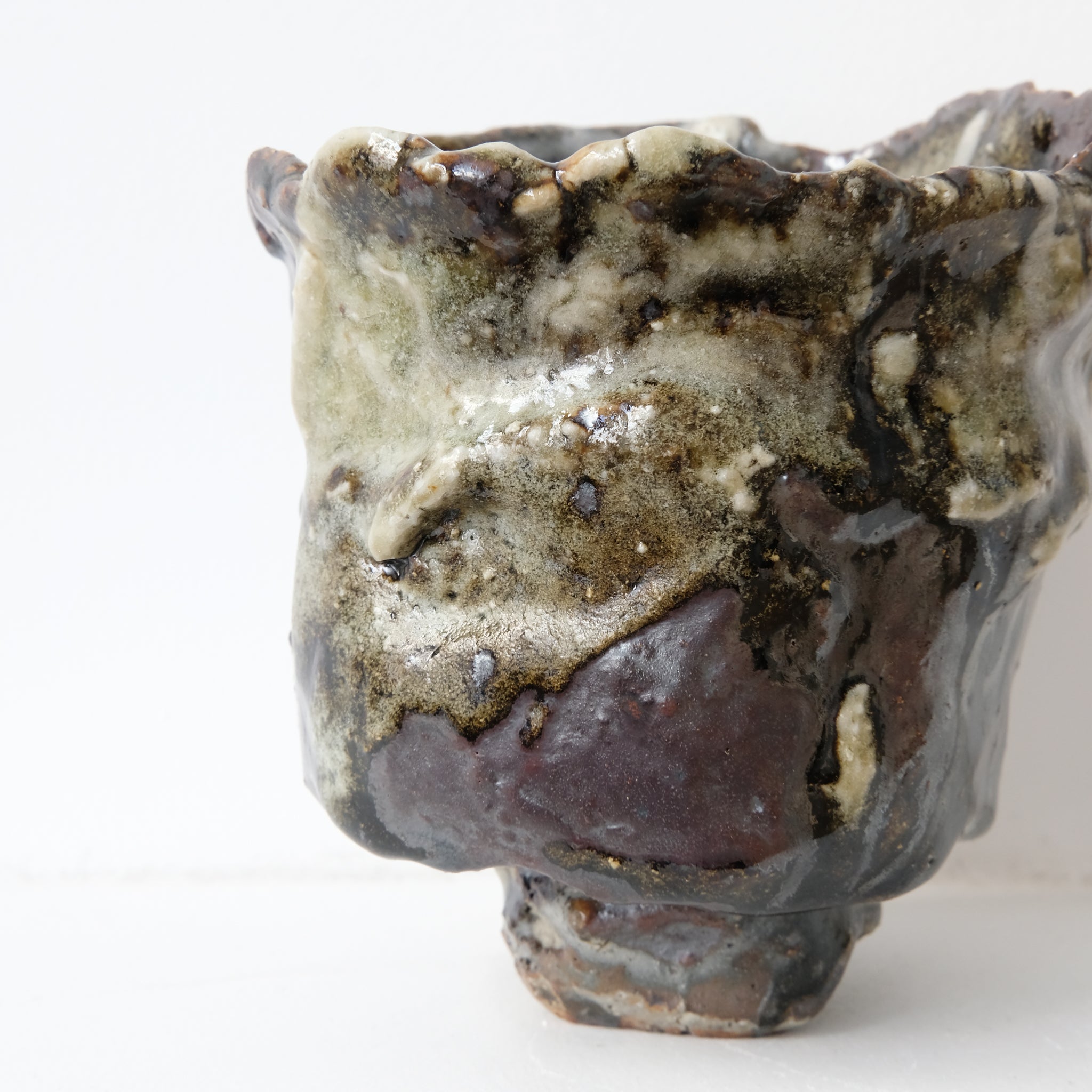 Bol à thé (Chawan) en argile sauvage 330ml - noir et blanc de Simon Manoha chez Brutal Ceramics