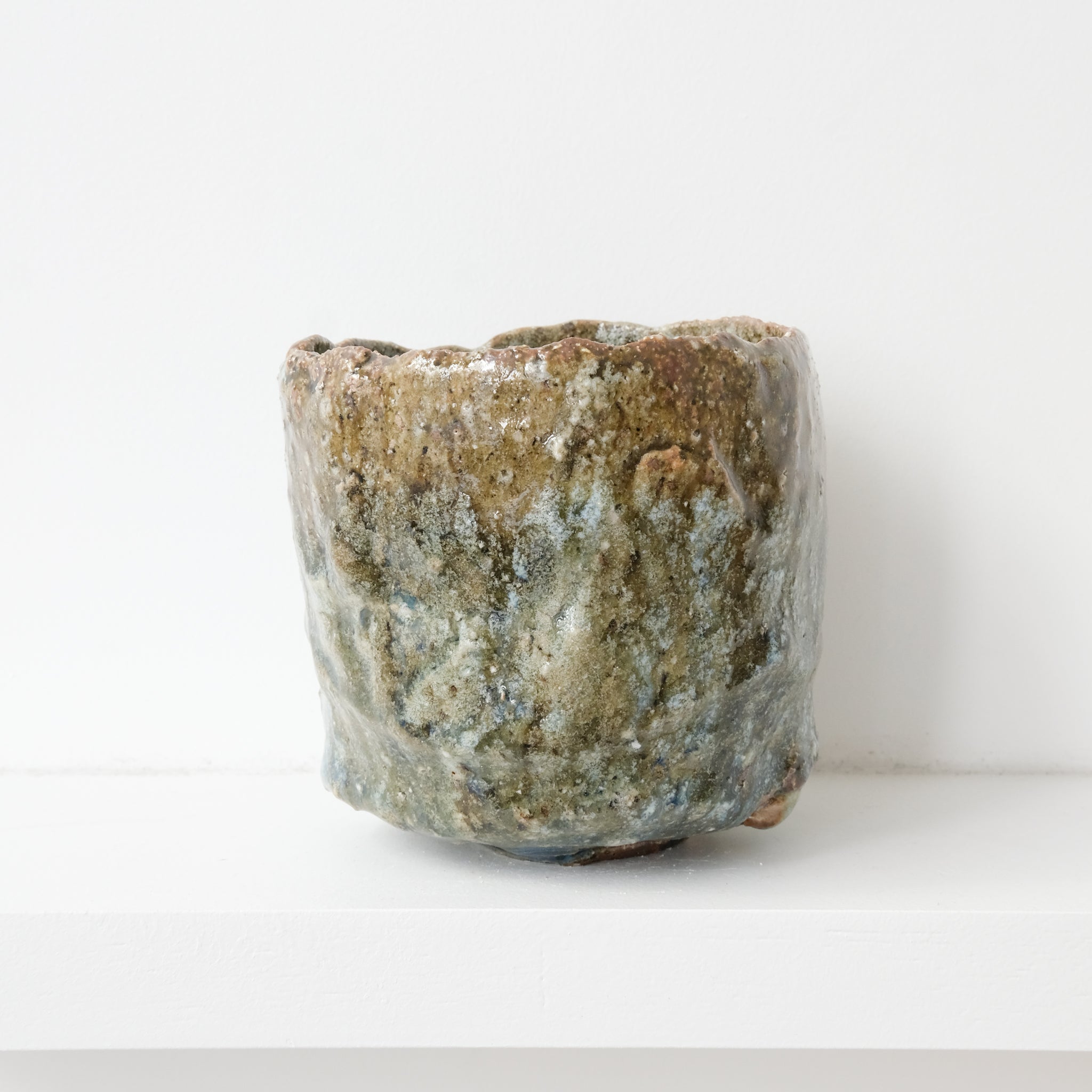 Bol à thé (Chawan) en argile sauvage 515ml - bleu et vert brillant de Simon Manoha chez Brutal Ceramics