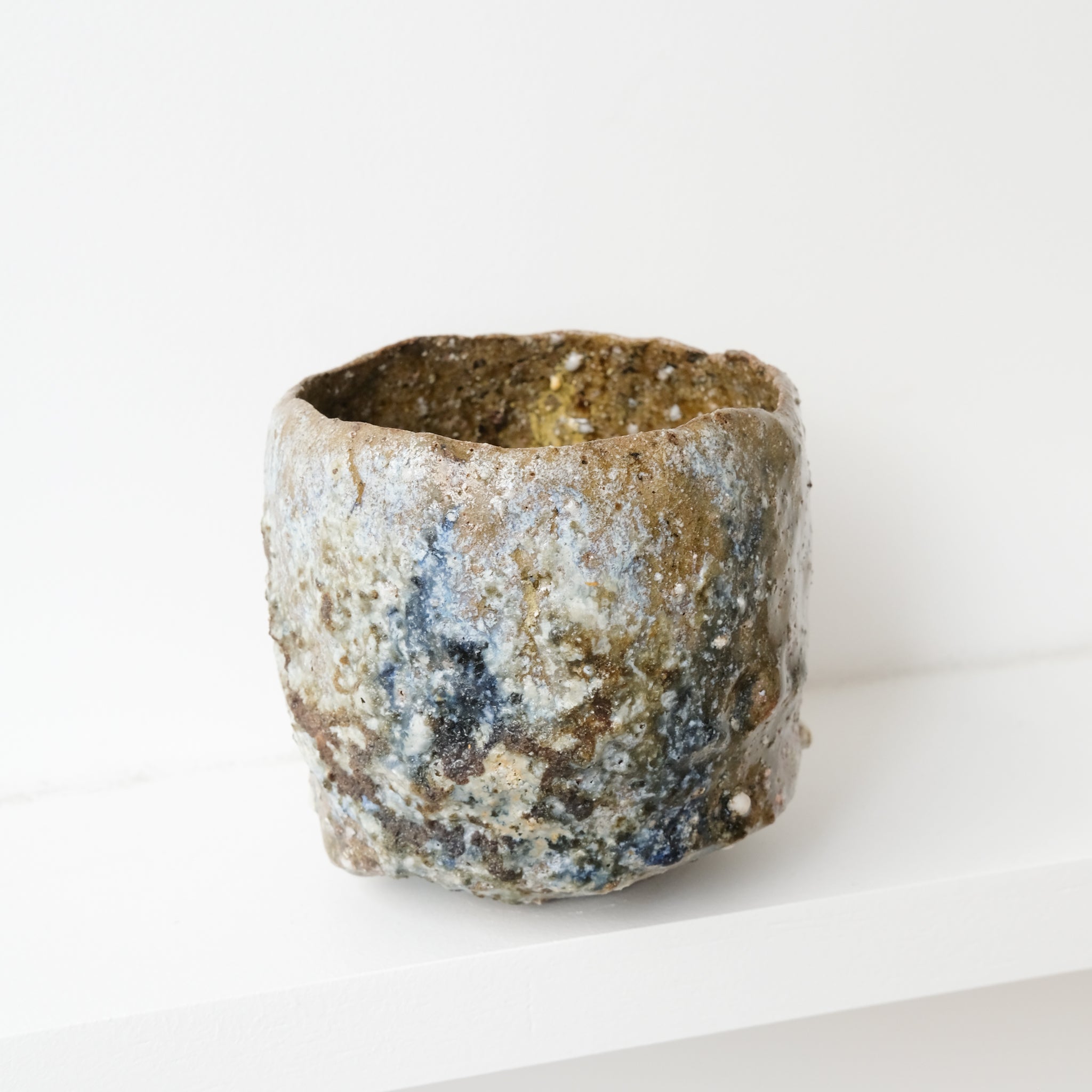 Bol à thé (Chawan) en argile sauvage 650ml - bleu et vert mat de Simon Manoha chez Brutal Ceramics
