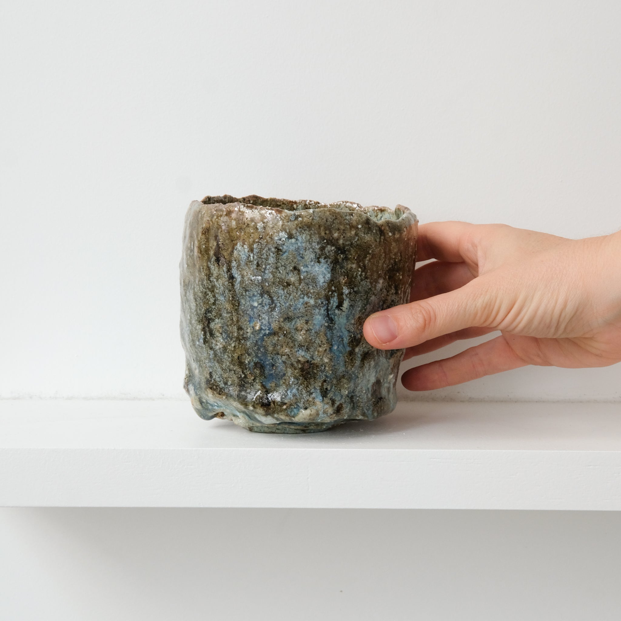 Bol à thé (Chawan) en argile sauvage 515ml - bleu et vert brillant de Simon Manoha chez Brutal Ceramics