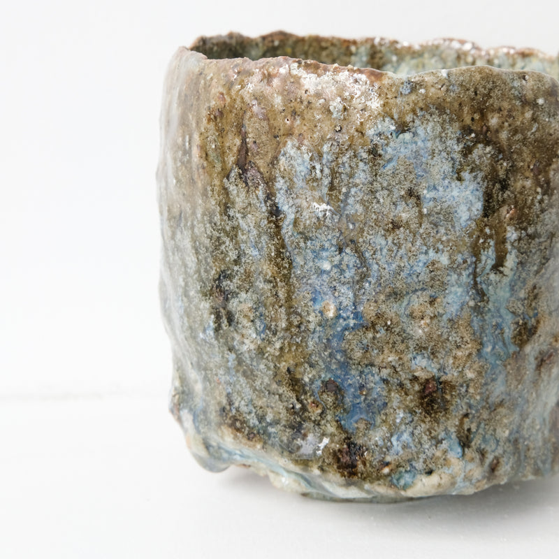 Bol à thé (Chawan) en argile sauvage 515ml - bleu et vert brillant de Simon Manoha chez Brutal Ceramics