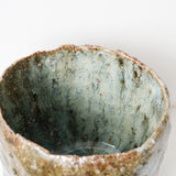 Bol à thé (Chawan) en argile sauvage 515ml - bleu et vert brillant de Simon Manoha chez Brutal Ceramics