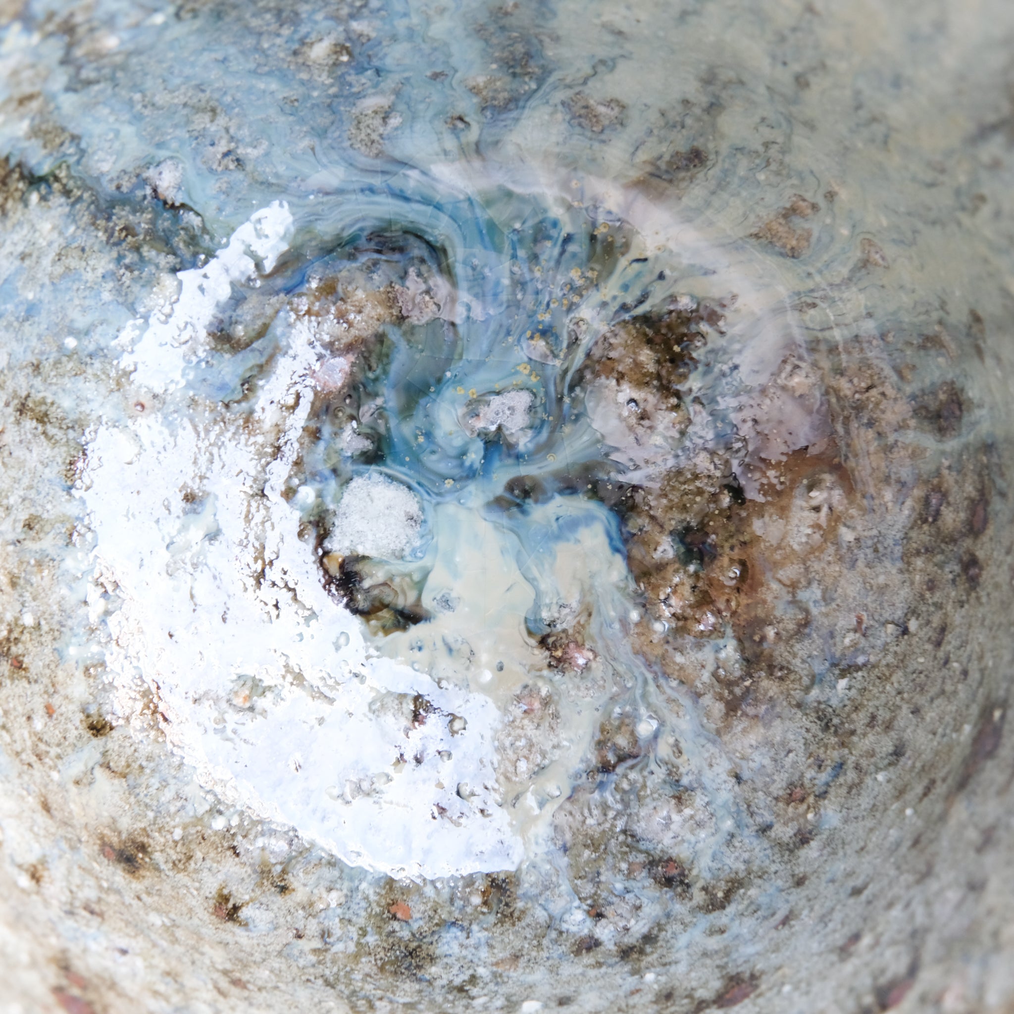Bol à thé (Chawan) en argile sauvage 515ml - bleu et vert brillant de Simon Manoha chez Brutal Ceramics