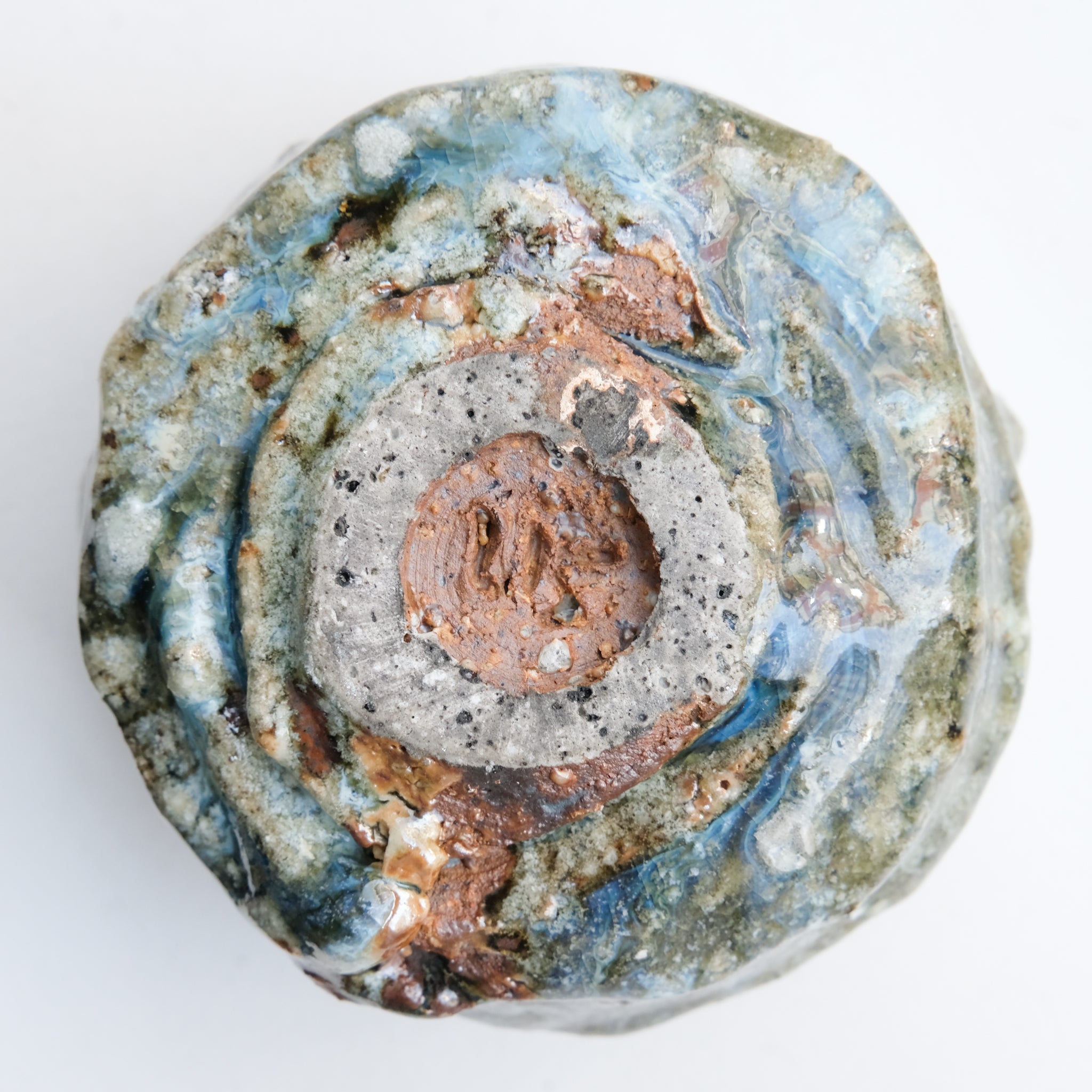 Bol à thé (Chawan) en argile sauvage 515ml - bleu et vert brillant de Simon Manoha chez Brutal Ceramics
