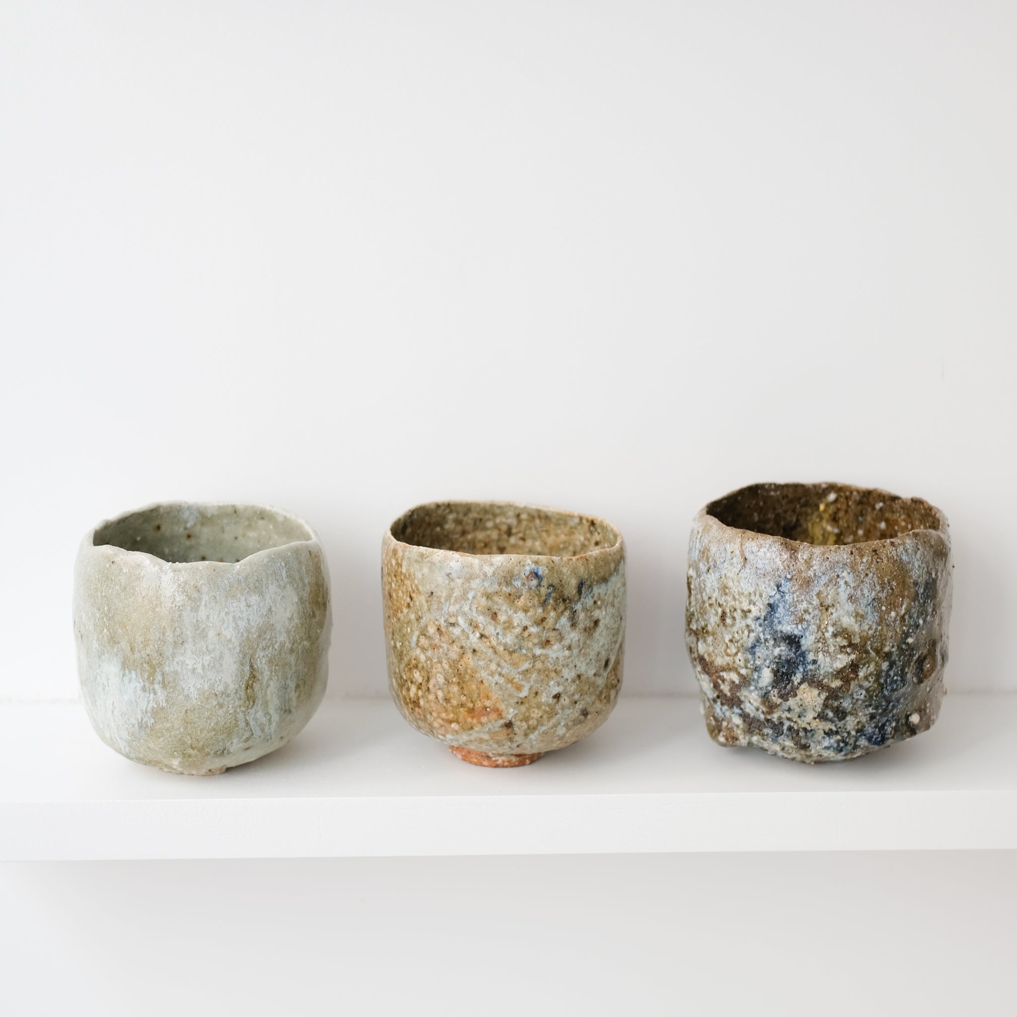 Bol à thé (Chawan) en argile sauvage 530ml - vert et marron de Simon Manoha chez Brutal Ceramics