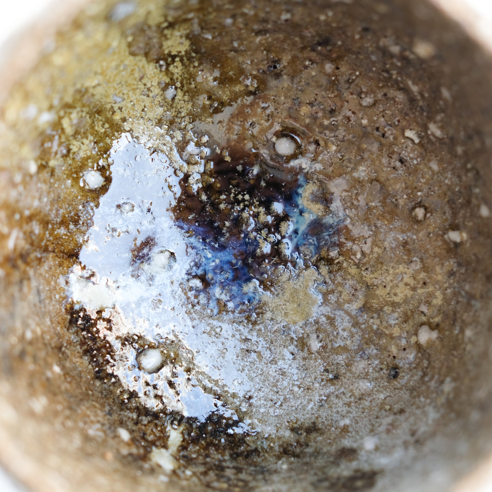 Bol à thé (Chawan) en argile sauvage 650ml - bleu et vert mat de Simon Manoha chez Brutal Ceramics