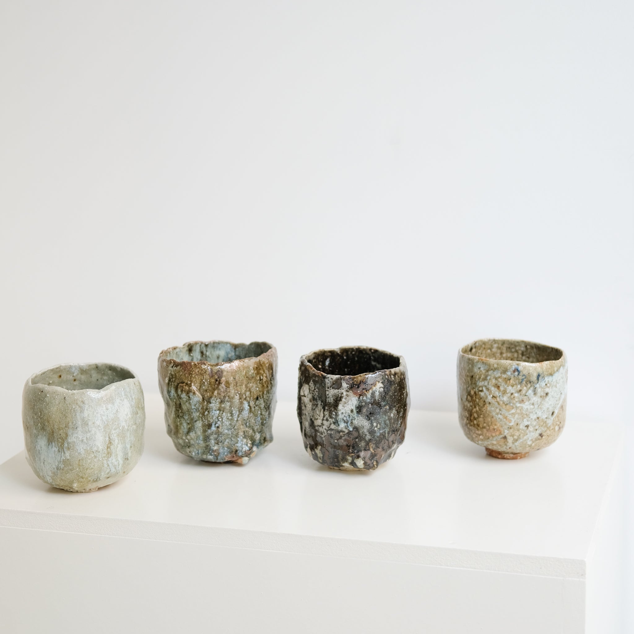 Bol à thé (Chawan) en argile sauvage 500ml - noir et blanc de Simon Manoha chez Brutal Ceramics