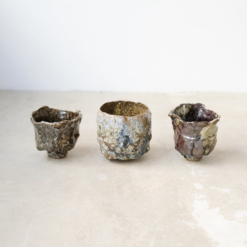 Bol à thé (Chawan) en argile sauvage 330ml - noir et blanc de Simon Manoha chez Brutal Ceramics