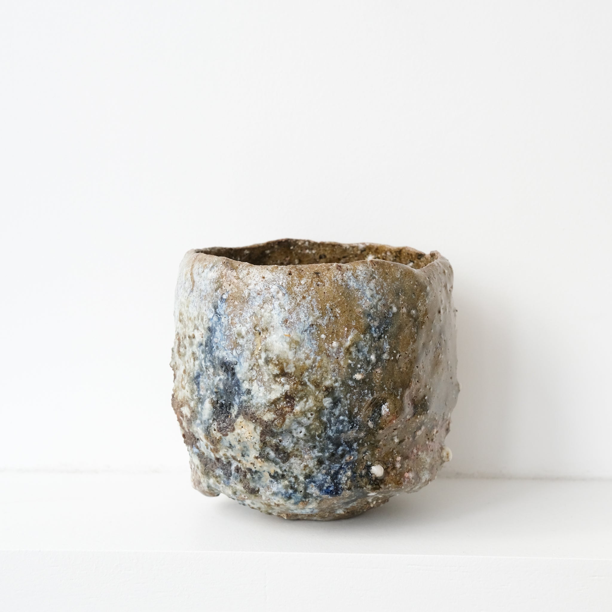 Bol à thé (Chawan) en argile sauvage 650ml - bleu et vert mat de Simon Manoha chez Brutal Ceramics
