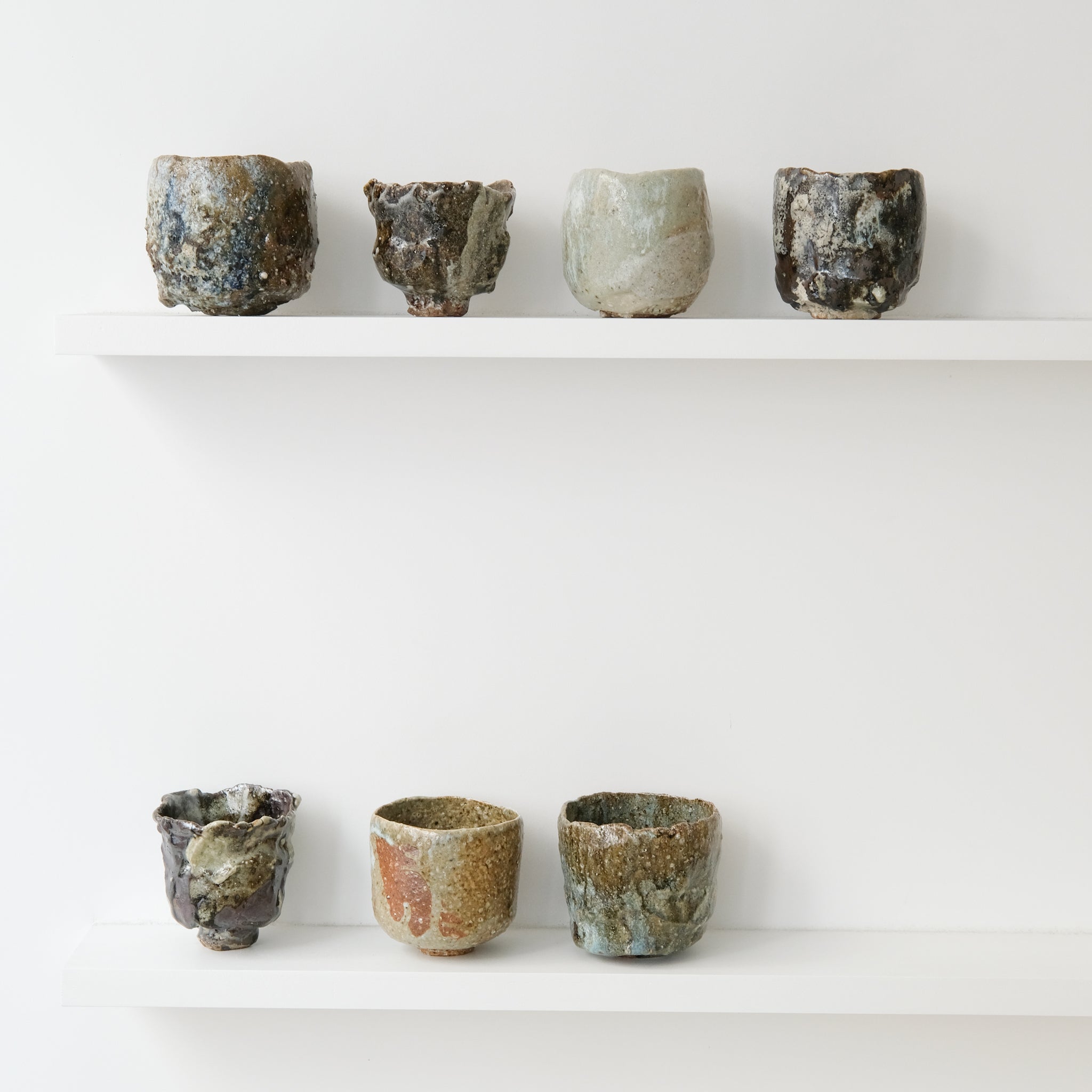 Bol à thé (Chawan) en argile sauvage 530ml - vert et marron de Simon Manoha chez Brutal Ceramics