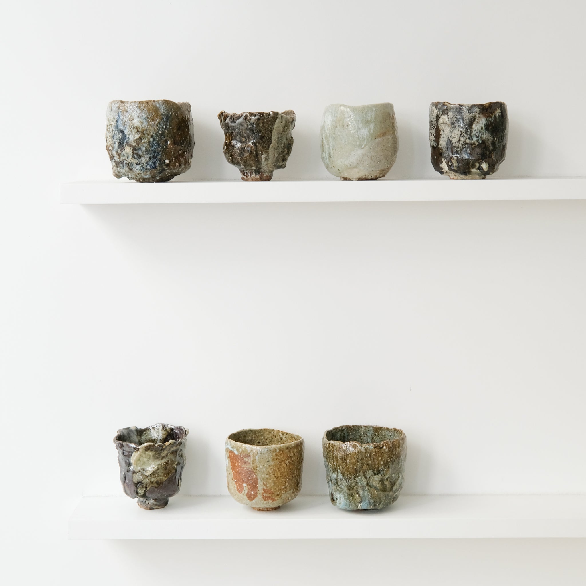 Bol à thé (Chawan) en argile sauvage 515ml - bleu et vert brillant de Simon Manoha chez Brutal Ceramics