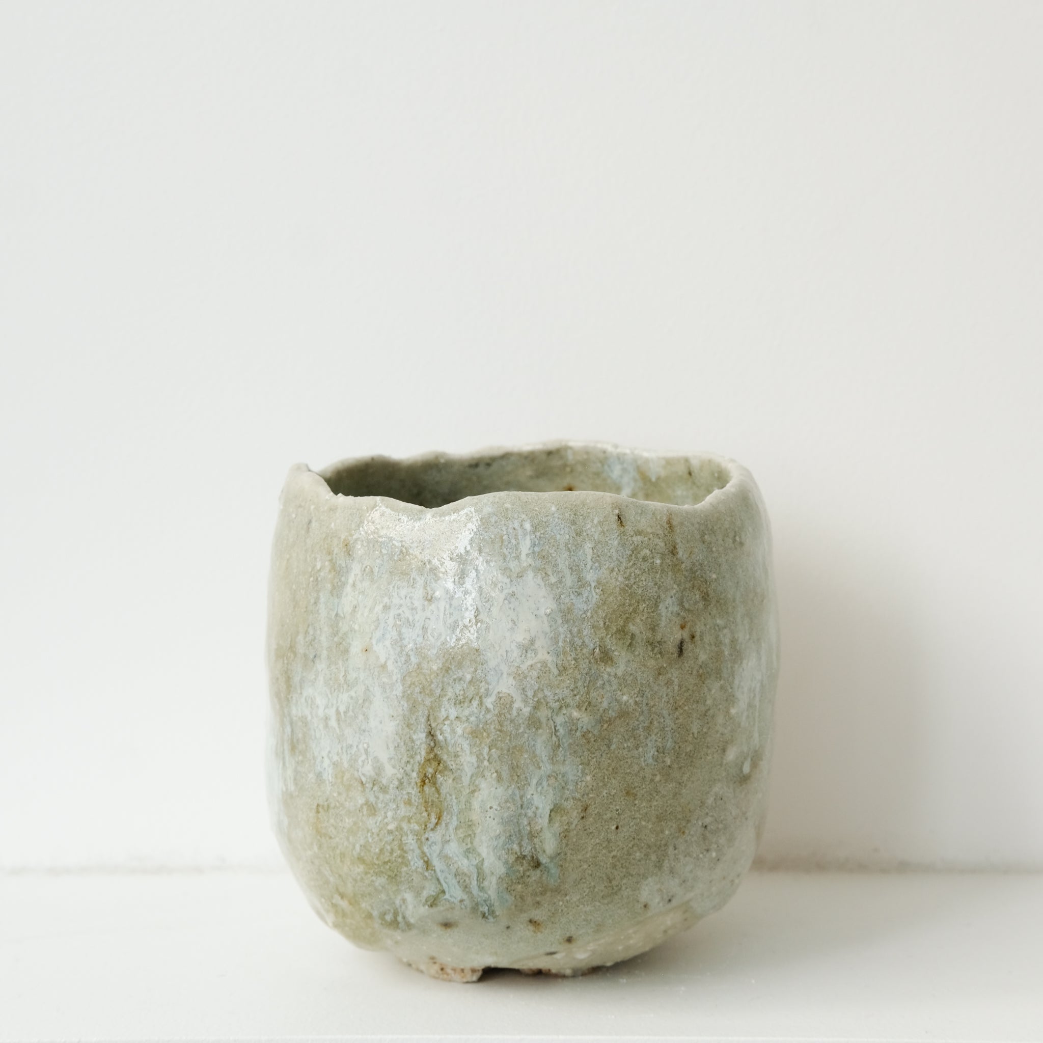 Chawan en terre sauvage 440ml - vert clair satiné de Simon Manoha chez Brutal CeramicsChawan en terre sauvage 440ml - vert clair satiné de Simon Manoha chez Brutal Ceramics