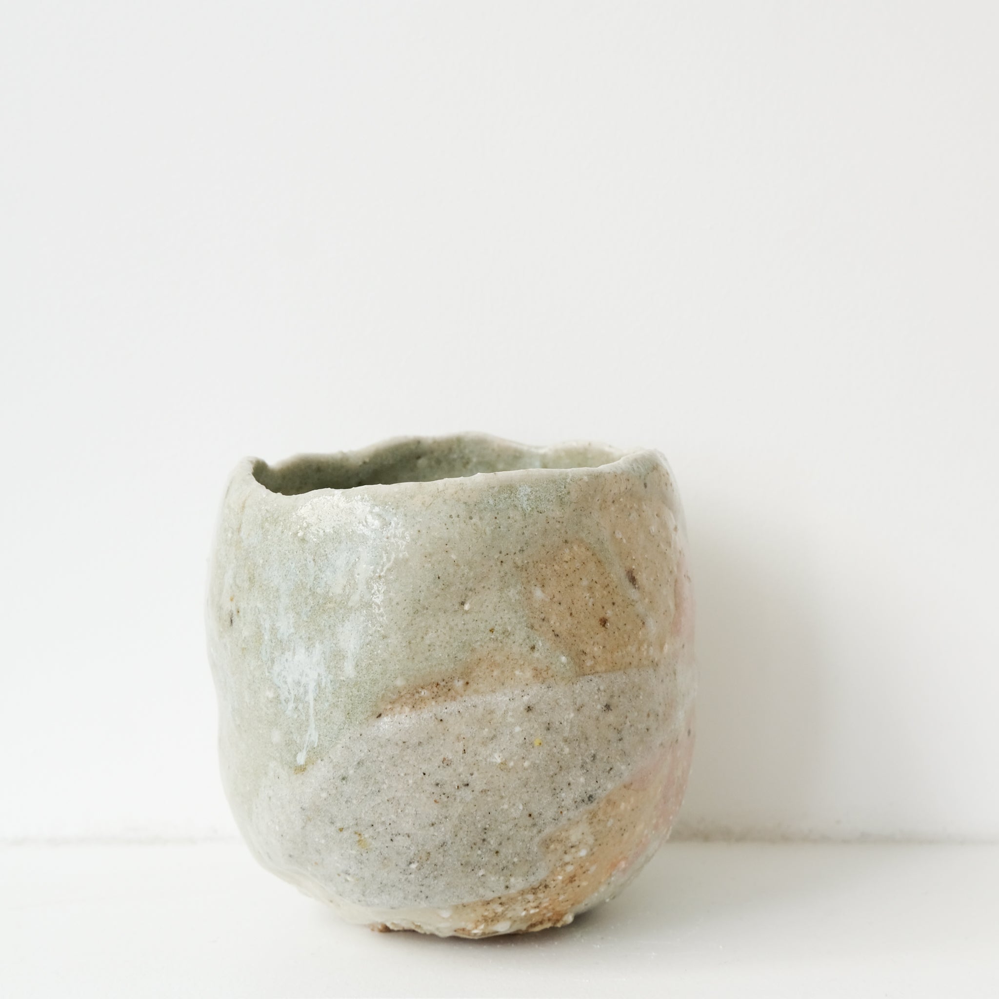 Chawan en terre sauvage 440ml - vert clair satiné de Simon Manoha chez Brutal Ceramics