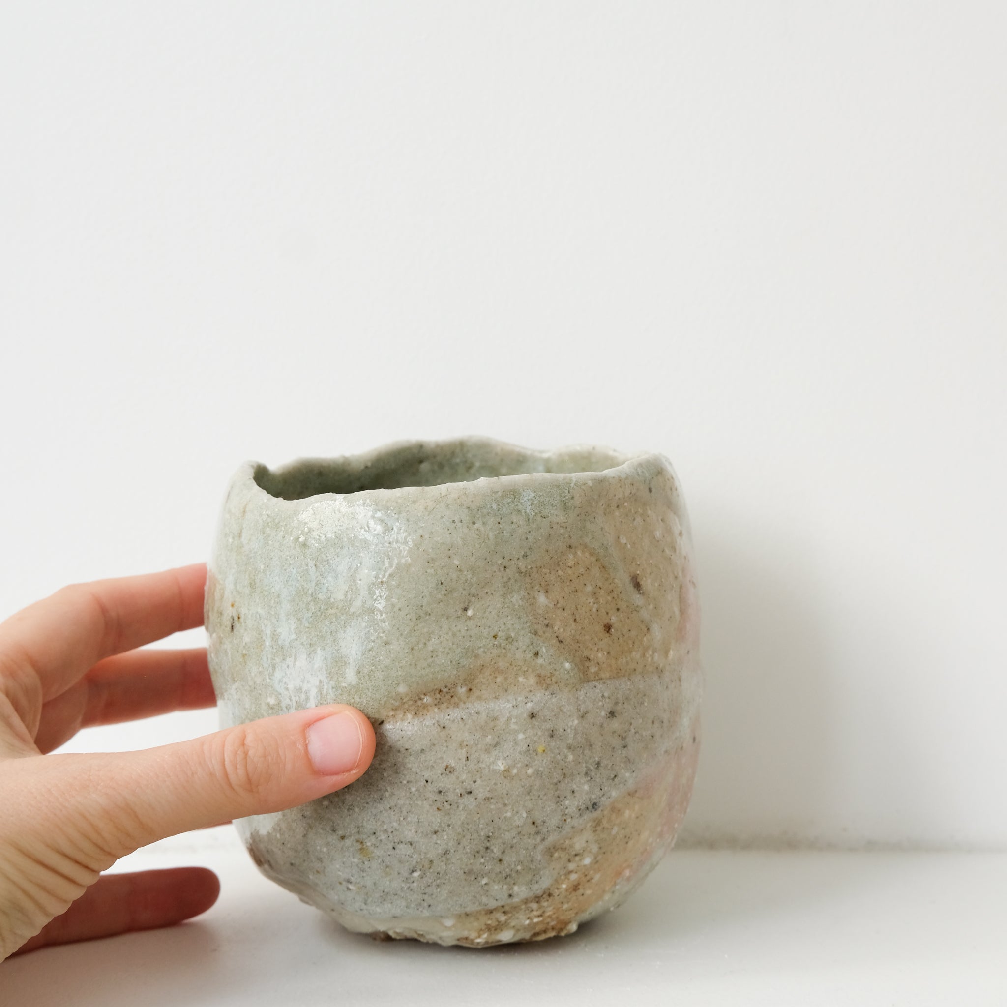 Chawan en terre sauvage 440ml - vert clair satiné de Simon Manoha chez Brutal Ceramics