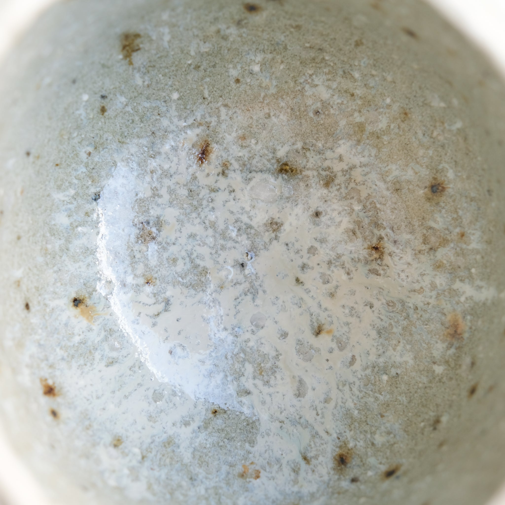 Chawan en terre sauvage 440ml - vert clair satiné de Simon Manoha chez Brutal Ceramics