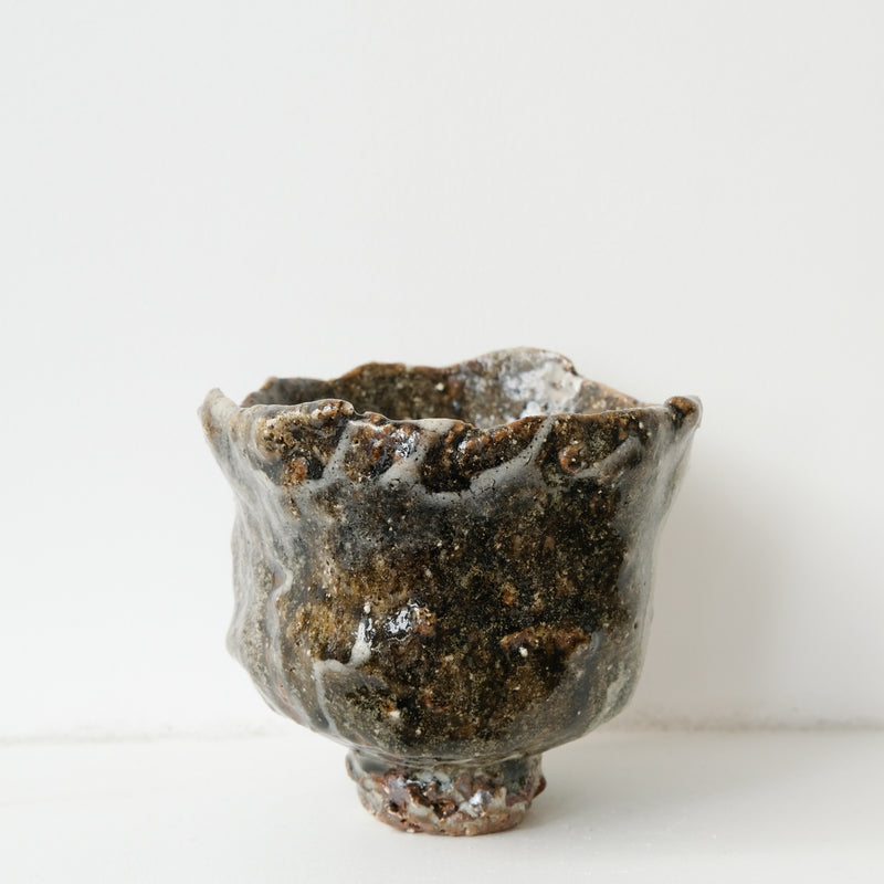 Bol à thé (Chawan) en argile sauvage 330ml - marron gris brillant de Simon Manoha  chez Brutal Ceramics