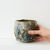 Bol à thé (Chawan) en argile sauvage 650ml - bleu et vert mat de Simon Manoha chez Brutal Ceramics