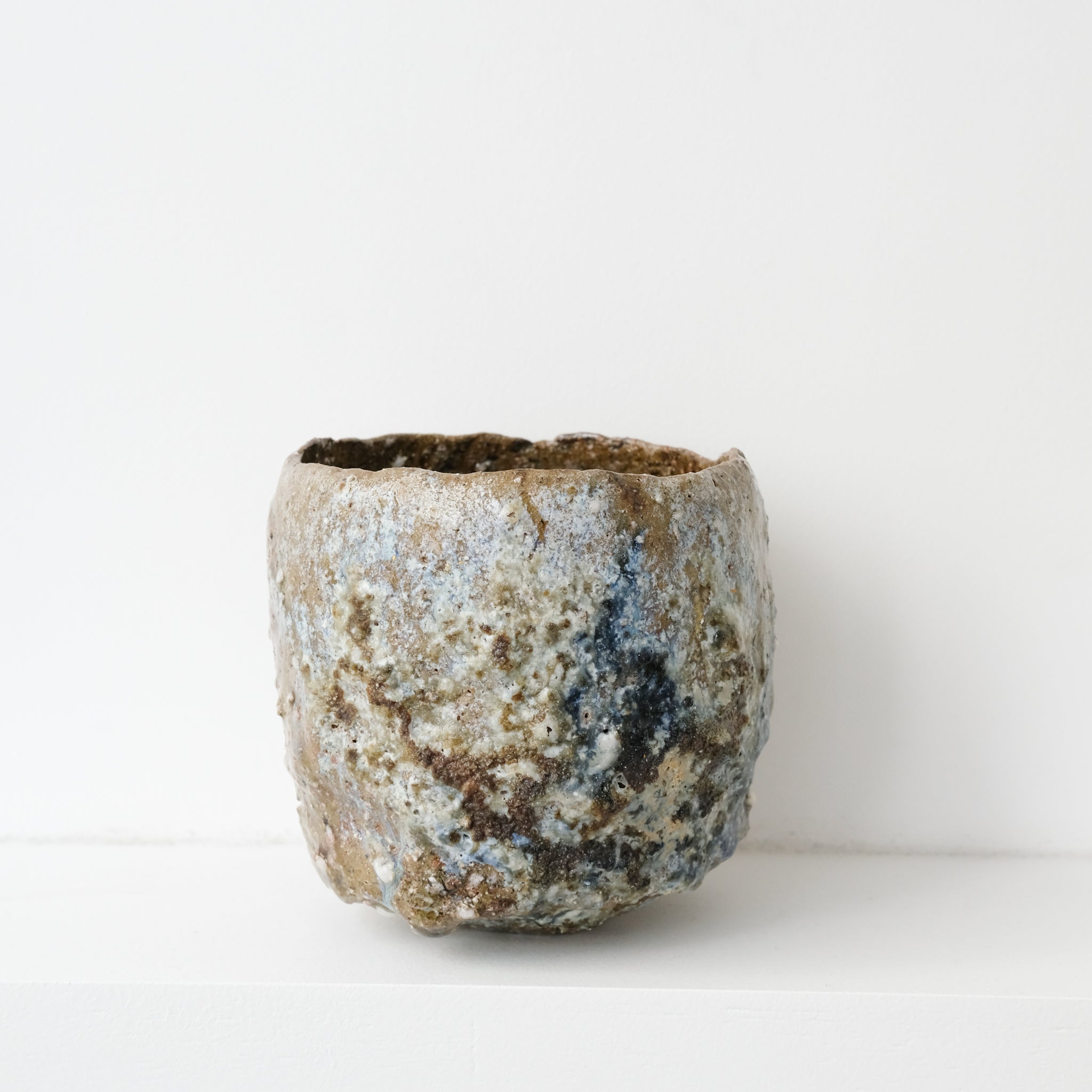 Bol à thé (Chawan) en argile sauvage 650ml - bleu et vert mat de Simon Manoha chez Brutal Ceramics