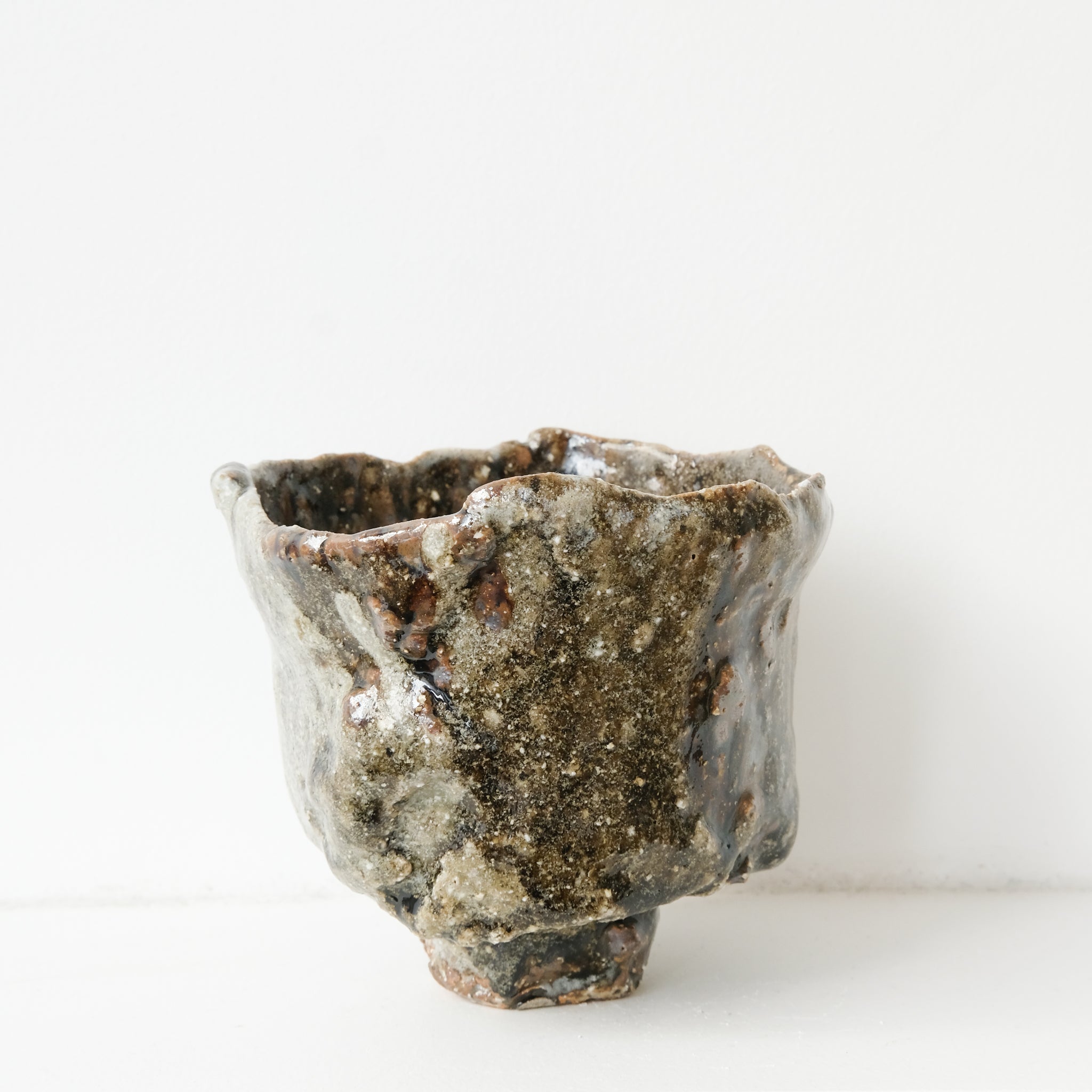 Bol à thé (Chawan) en argile sauvage 330ml - marron gris brillant de Simon Manoha chez Brutal Ceramics