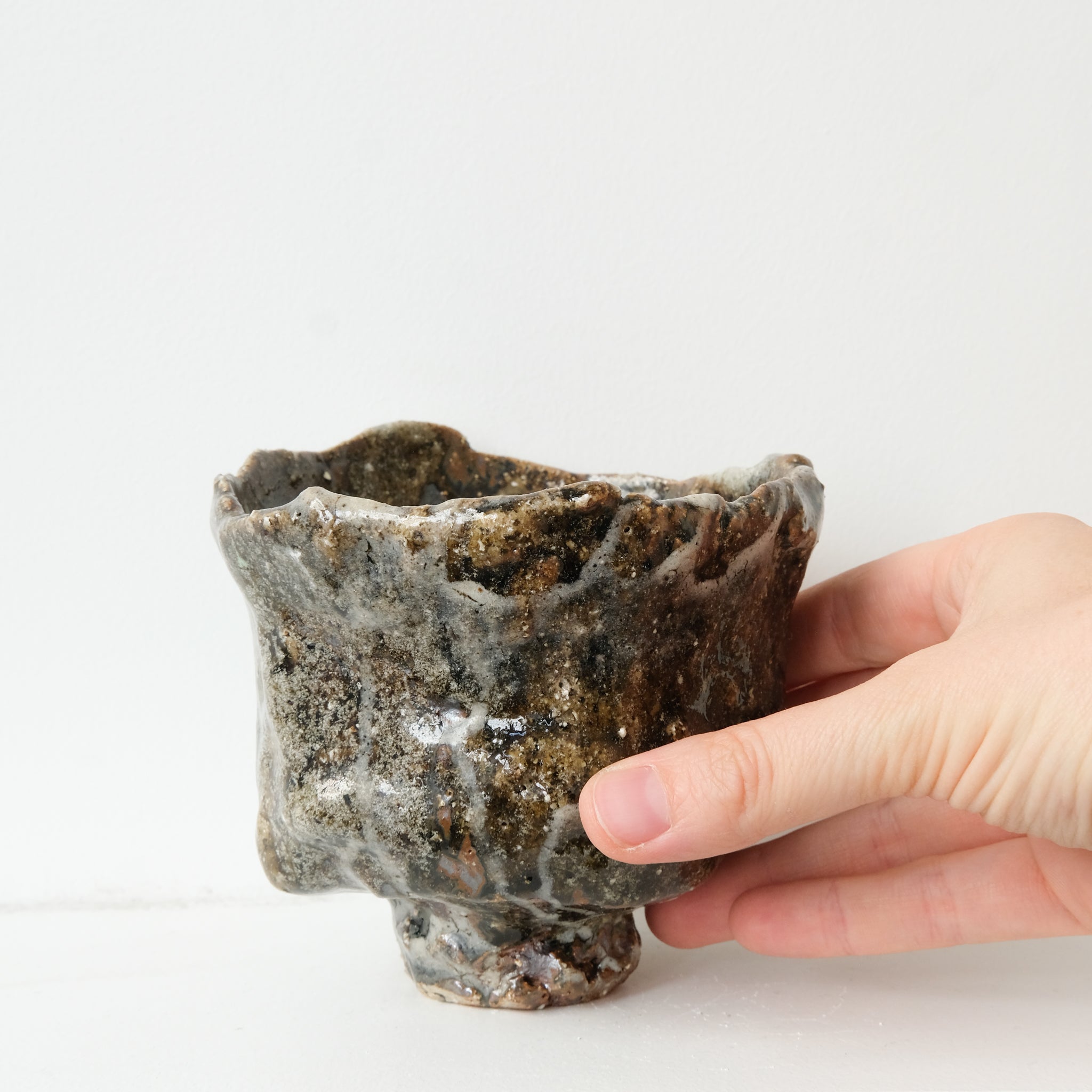 Bol à thé (Chawan) en argile sauvage 330ml - marron gris brillant de Simon Manoha chez Brutal Ceramics