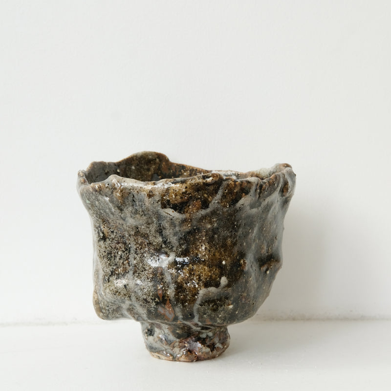 Bol à thé (Chawan) en argile sauvage 330ml - marron gris brillant de Simon Manoha chez Brutal Ceramics