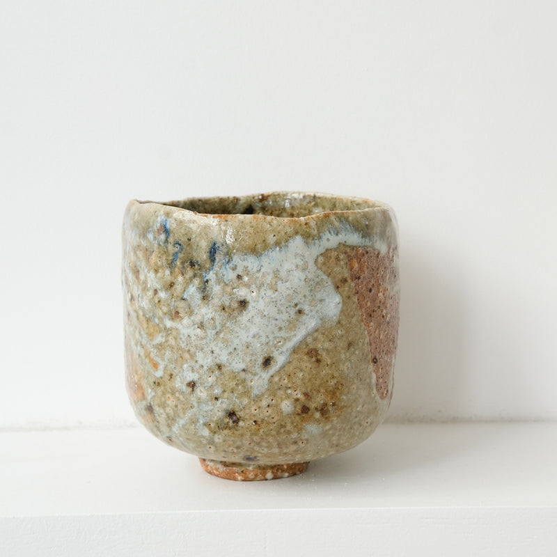 Bol à thé (Chawan) en argile sauvage 530ml - vert et marron de Simon Manoha chez Brutal Ceramics