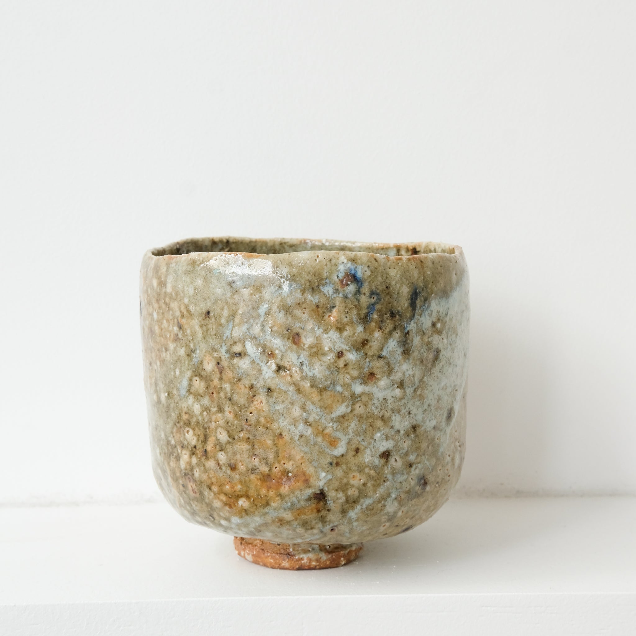 Bol à thé (Chawan) en argile sauvage 530ml - vert et marron de Simon Manoha chez Brutal Ceramics