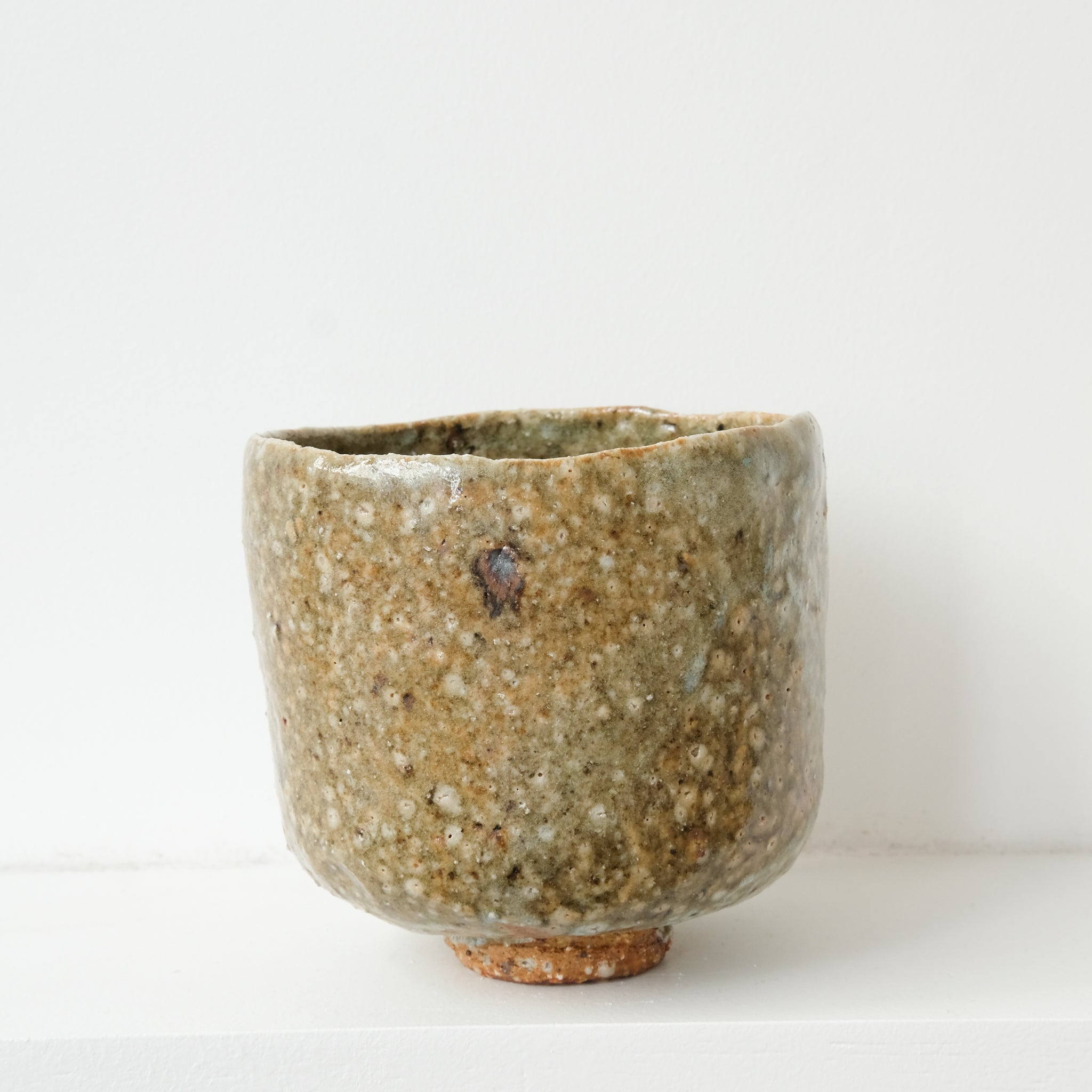 Bol à thé (Chawan) en argile sauvage 530ml - vert et marron de Simon Manoha chez Brutal Ceramics