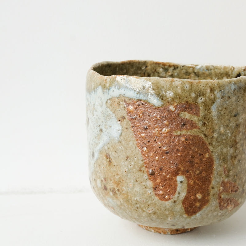 Bol à thé (Chawan) en argile sauvage 530ml - vert et marron de Simon Manoha chez Brutal Ceramics