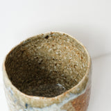 Bol à thé (Chawan) en argile sauvage 530ml - vert et marron de Simon Manoha chez Brutal Ceramics