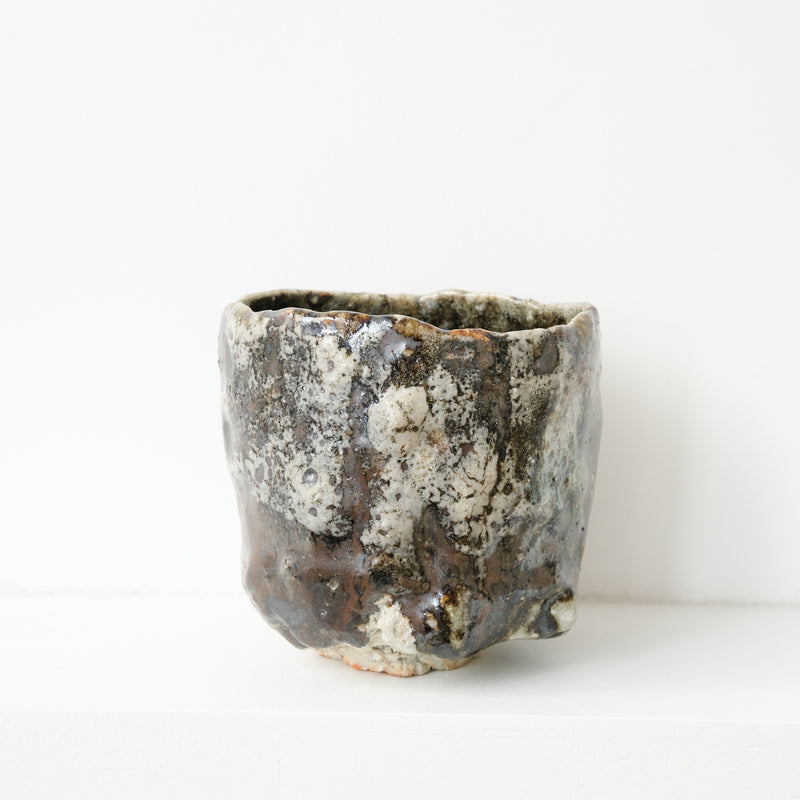 Bol à thé (Chawan) en argile sauvage 500ml - noir et blanc de Simon Manoha chez Brutal Ceramics