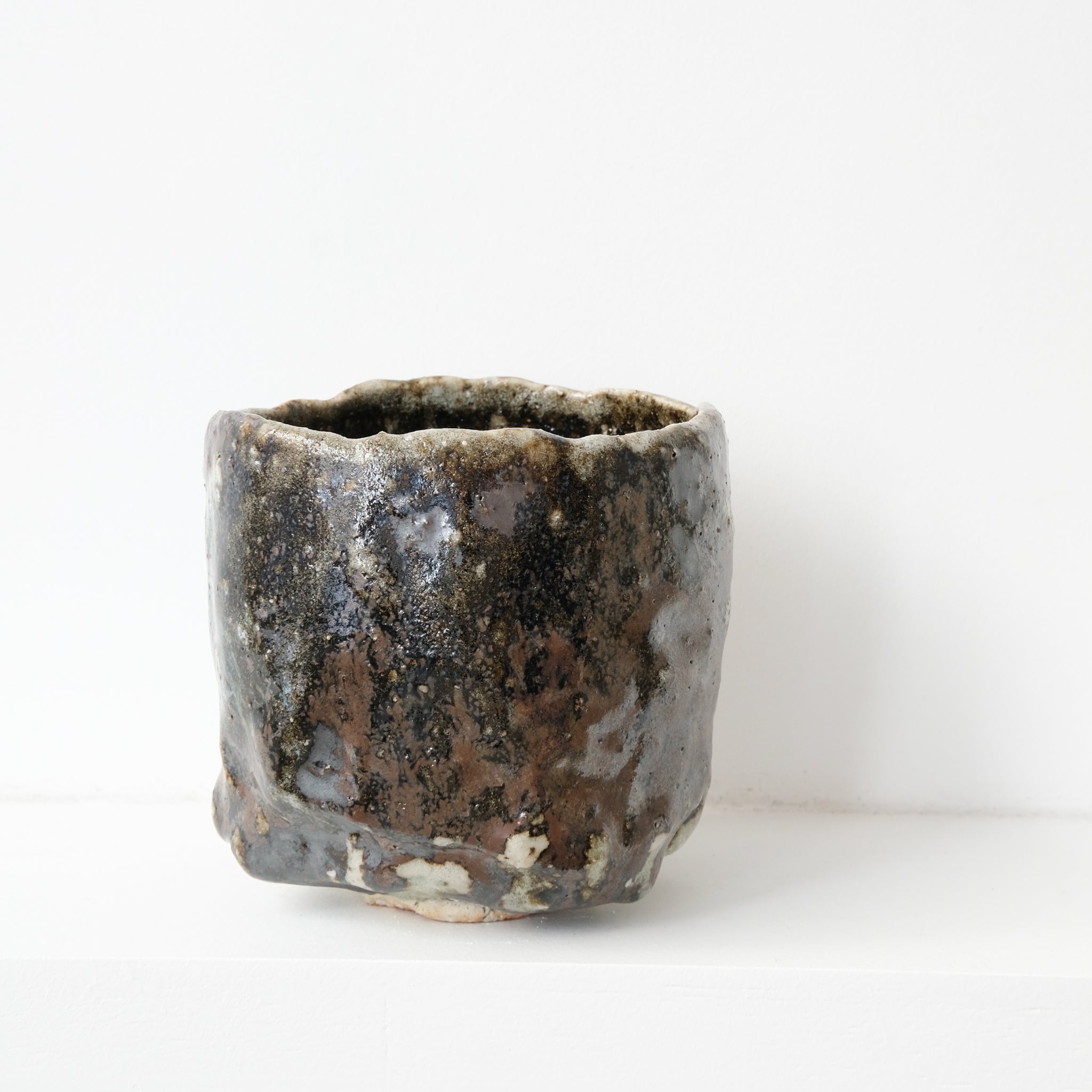 Bol à thé (Chawan) en argile sauvage 500ml - noir et blanc de Simon Manoha chez Brutal Ceramics