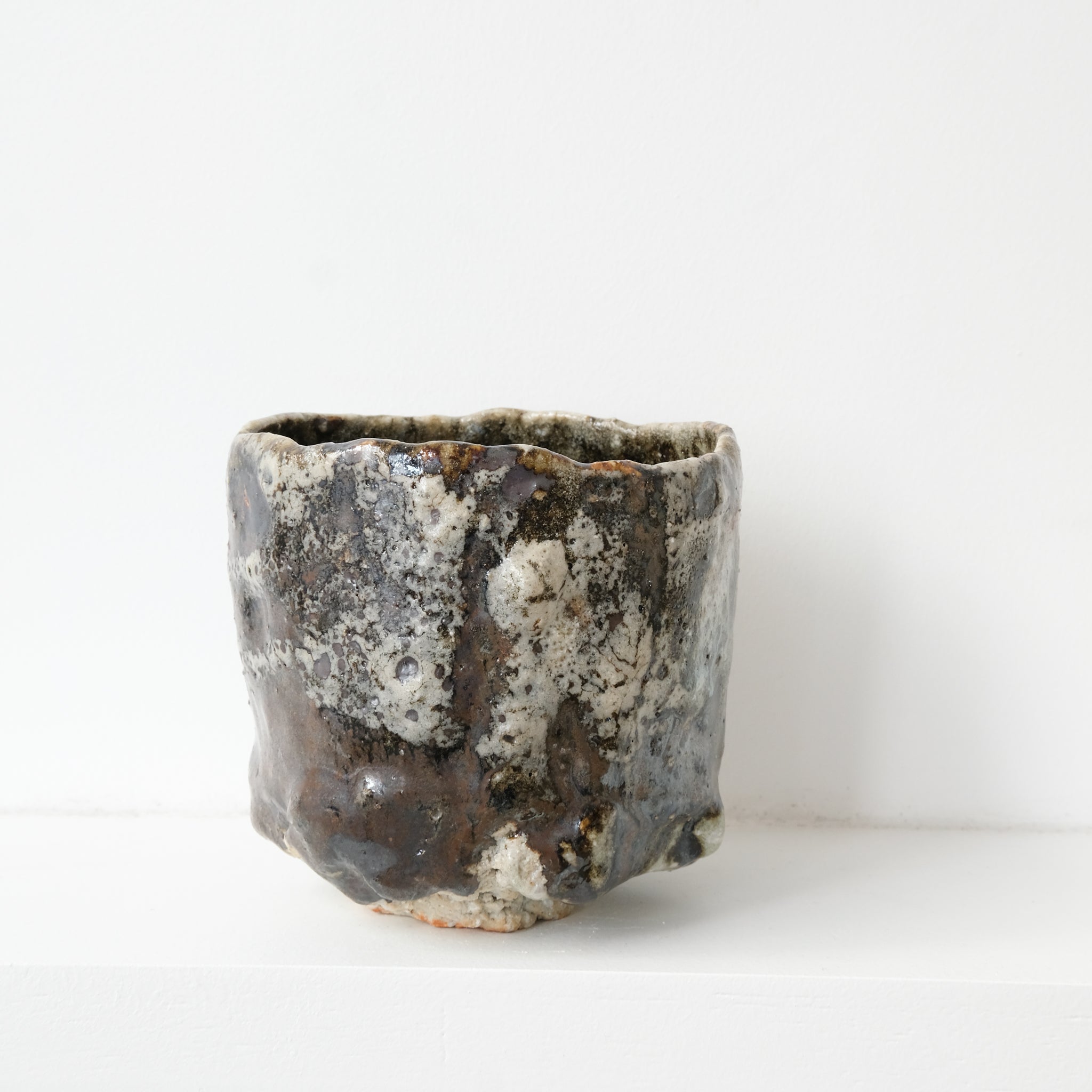 Bol à thé (Chawan) en argile sauvage 500ml - noir et blanc de Simon Manoha chez Brutal Ceramics
