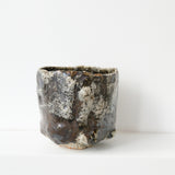 Bol à thé (Chawan) en argile sauvage 500ml - noir et blanc de Simon Manoha chez Brutal Ceramics