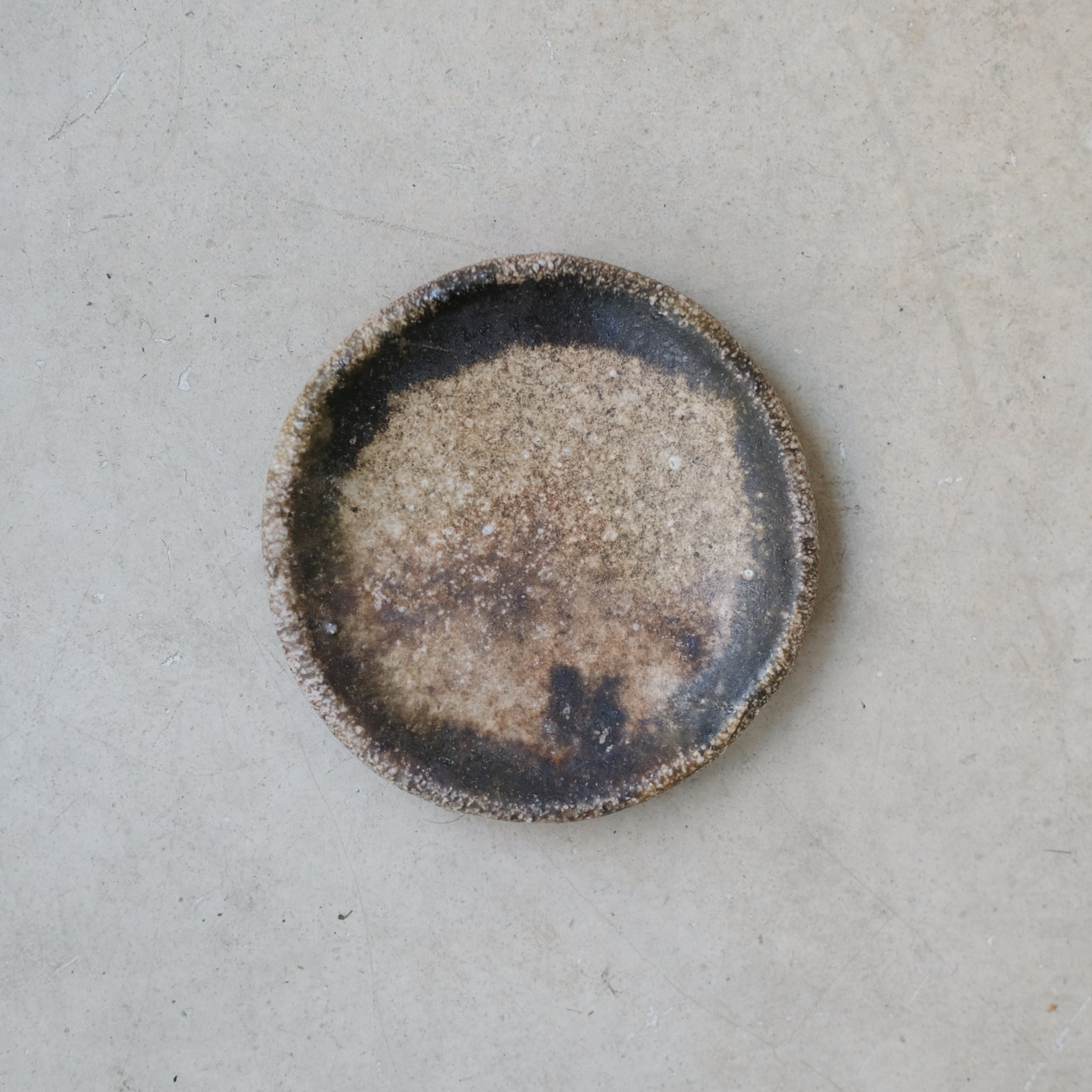 Assiette en grès Yakishime D 12cm - 03 de Yoji Yamada chez Brutal Ceramics
