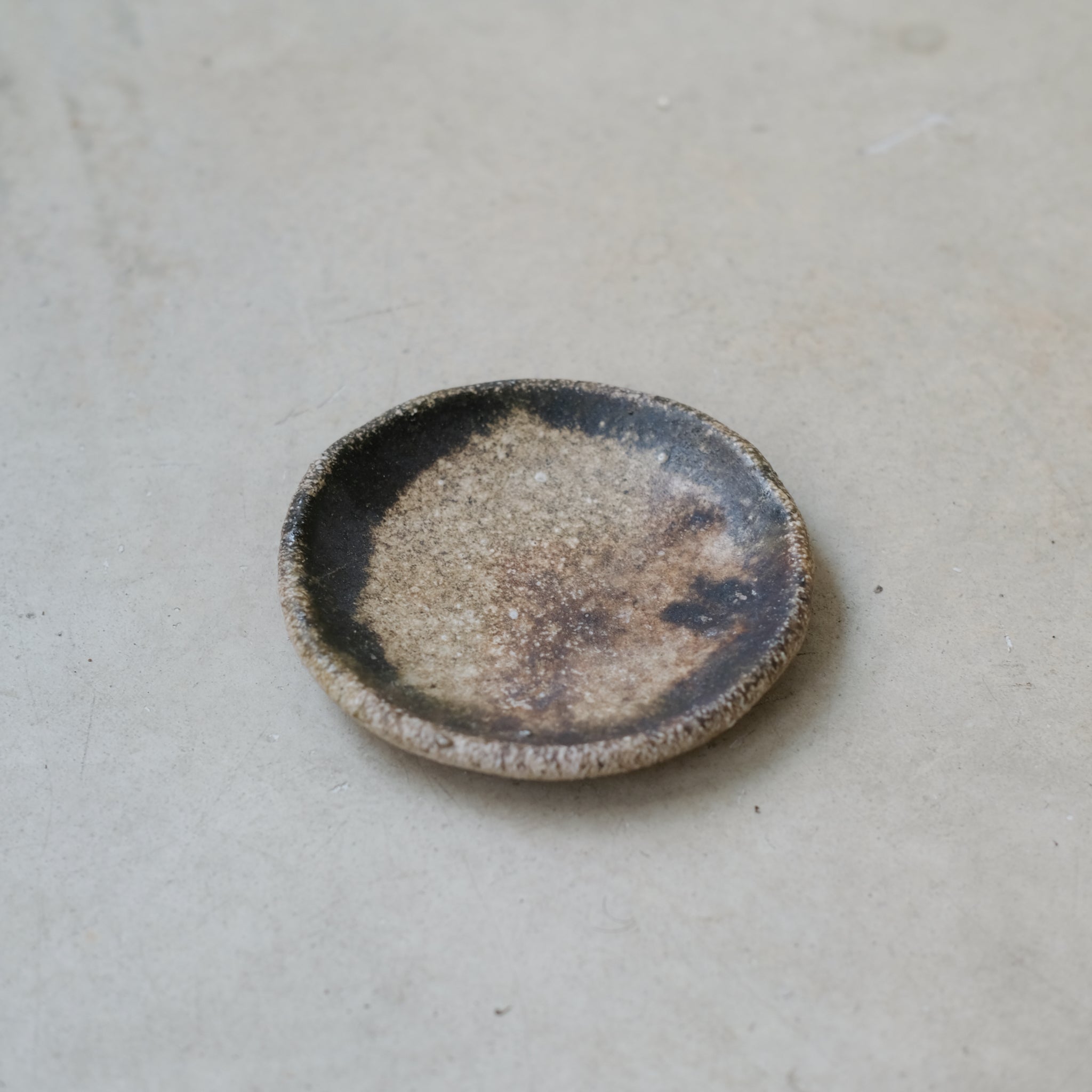 Assiette en grès Yakishime D 12cm - 03 de Yoji Yamada chez Brutal Ceramics